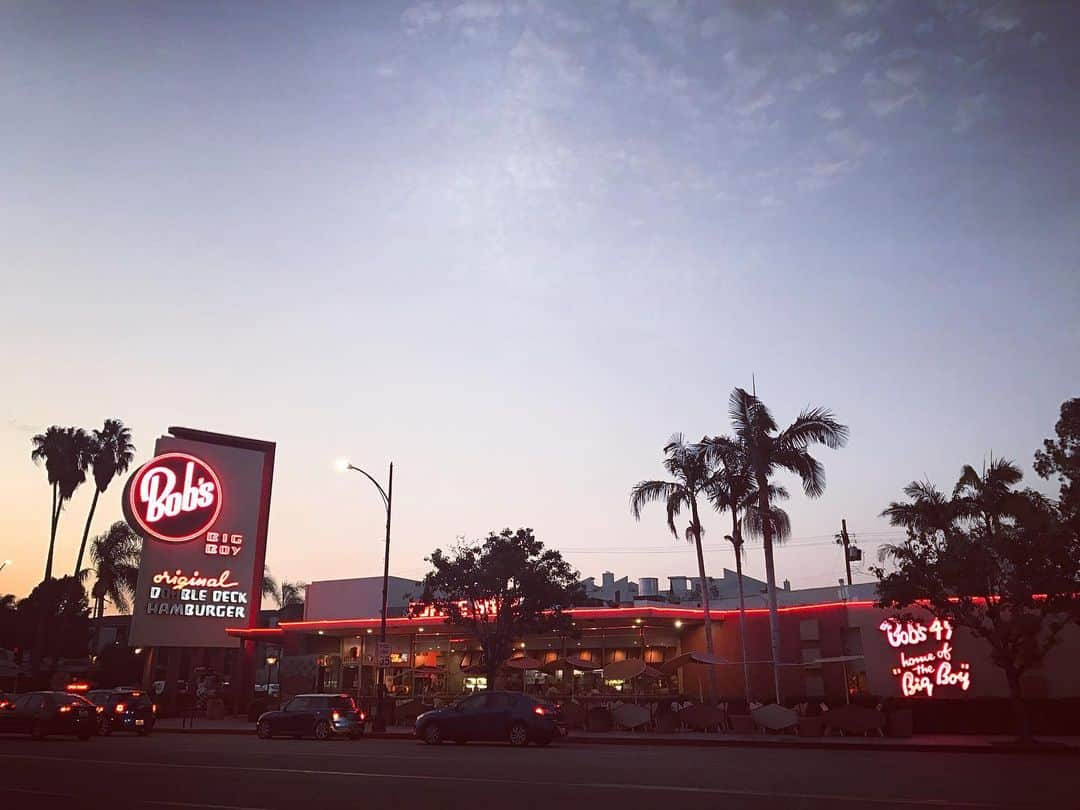 カリフォルニアスタイルさんのインスタグラム写真 - (カリフォルニアスタイルInstagram)「イブニングタイムってお日様が沈んでいっちゃう時間で寂しいはずなのに、どうしてこんなにワクワクするんだろう？ Bob’s BIG BOYレストランは変わらぬデザインで、今でも街のアイコン。  @bobsbigboyburbank #californiastyle #california #losangeles #burbank #moviestudio #buger #bobs #カリフォルニアスタイル #カリフォルニア #ライフスタイル不動産 #カリフォルニア工務店 #lightningmagazine #lightningjapan #ハンバーガー #バーガー #ミッドセンチュリー #レストラン #50s #oldies #backintime #sunset #palmtree #bluesky」11月25日 14時40分 - cal__style