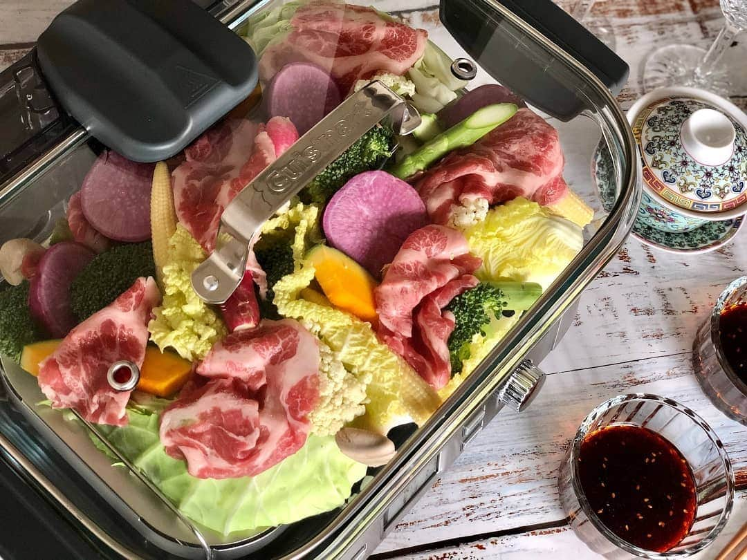 Cuisinart(クイジナート)ジャパン公式アカウントさんのインスタグラム写真 - (Cuisinart(クイジナート)ジャパン公式アカウントInstagram)「『彩野菜と豚肉のごちそう蒸し～中華黒酢だれ～🥬』⁣ ⁣ 今回ご紹介するのは、⁣ 冬のほっこりしたおうち時間を楽しめる "ヘルシークッカー" ☝⁣ ⁣ ヘルシークッカーを使えば、⁣ 年末年始シーズンにぴったりな、⁣ 簡単かつテーブルを華やかに彩るヘルシーな蒸し料理ができちゃいます✨⁣ ⁣ 洗い物が少ないのも魅力🍽⁣ ⁣ とっても美味しい中華風ダレなので、⁣ 色々な野菜で楽しんでみてくださいね😋⁣ ⁣ 📌材料（2人分）⁣ キャベツ⁣ 白菜⁣ ブロッコリー⁣ カリフラワー⁣ アスパラガス　などお好みの野菜適量⁣ 豚肉（しゃぶしゃぶ用）…160ｇ⁣ ⁣ ＜タレ＞⁣ 醤油…大さじ3⁣ 砂糖…大さじ3⁣ 黒酢…大さじ3⁣ お湯…大さじ3⁣ ごま油…大さじ1⁣ ラー油…大さじ1/2⁣ 白ごま…大さじ1/2⁣ 花椒…適量⁣ ⁣ ⁣ 📌作り方⁣ ①野菜は食べやすい大きさ切る。⁣ ⁣ ②タレの材料を混ぜ合わせる。⁣ ⁣ ③トレーに野菜をのせ、その上に豚肉を広げて置いたら【VEGETABLE】モードで15～20分程度蒸す。⁣ ⁣ 加熱時間は野菜の大きさによって調整してください⌛⁣ ⁣ ・。・。・。・。・。・⁣ 🥬Item：ヘルシークッカー⁣ ⁣ 🔍STM-1000J⁣ ・。・。・。・。・。・⁣ ⁣ 📢キャンペーン開催中⁣ ⁣ ⬇︎総額300万円分が200名様に当たる⬇︎⁣ ————————————⁣ 対象のクイジナート コードレスシリーズ3製品のうち、⁣ いずれか1 製品ご購入のレシートで応募☝⁣ ⁣ 下記賞品が抽選で当たるチャンス🎉⁣ ⁣ ■賞品⁣ ヘルシークッカー 40名様⁣ 10カップミル付き 全自動コーヒーメーカー 40名様⁣ マルチグルメプレート 40名様⁣ メタルトースター 40名様⁣ QUOカード 5,000円分 40名様⁣ ————————————⁣ ⁣ 詳細はストーリーズよりご確認ください😉⁣ ⁣ #クイジナート #cuisinart #クイジナートのある生活 #クイジナートLOVE #クイジナートヘルシークッカー #おうちレストラン #おうちカフェ #おうち時間を楽しむ #おうち時間 #丁寧な暮らし #おうちごはん #豊かな食卓 #ホームパーティー #簡単ごはん #美味しい時間 #今日のご飯 #料理好きな人とつながりたい #おうちごはんlover #豊かな食卓 #暮らしを楽しむ #簡単ご飯 #私の美味しい写真 #クッキングラマー #休日ごはん #クリスマスディナー #おうちクリスマスディナー #おうちクリスマス #野菜たっぷり #野菜料理 #ごはんの記録 #野菜たくさん」11月25日 14時51分 - cuisine_art