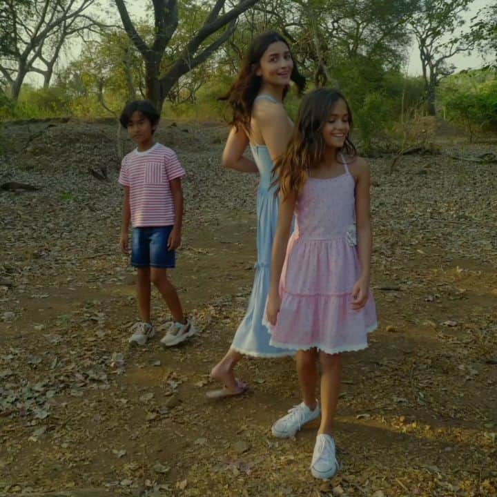 アリア・バットのインスタグラム：「Childhood! A time when the world feels like your playground 🌏💚」