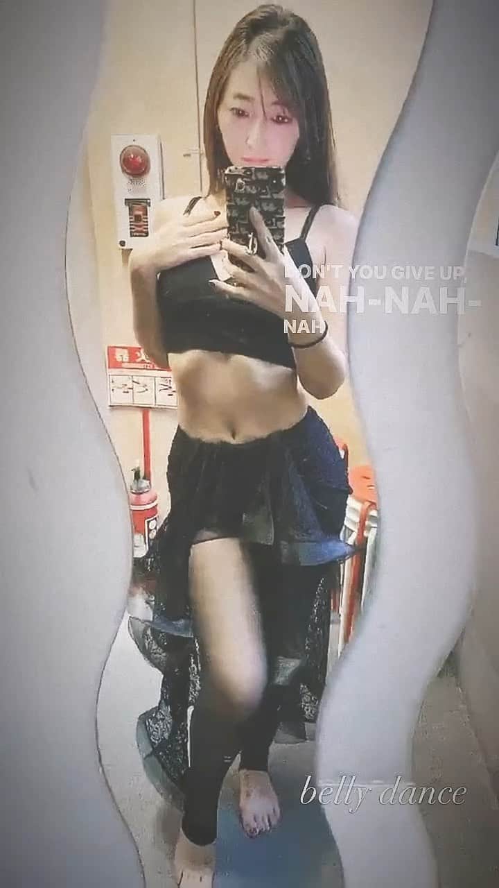 のインスタグラム：「本日の𝑳𝒆𝒔𝒔𝒐𝒏コーデ♡💃🌹  スタジオは暖かいけど外は寒そう… 気をつけてくださいね❤︎  𝑇𝑎𝑘𝑒 𝑐𝑎𝑟𝑒 𝑎𝑛𝑑 𝑒𝑛𝑗𝑜𝑦 𝑡ℎ𝑒 𝑟𝑒𝑠𝑡 𝑜𝑓 𝑦𝑜𝑢𝑟 𝑑𝑎𝑦❤︎  この曲もすき❤︎ #letmeloveyoufeatjustinbieber  #bellydance #bellydancetime #💃 #motivation #ベリーダンスレッスン  #クリスマスハフラにむけて🎄 #showlesson #bellydancecostume  #orientaldance #dancers #mytime  #lovetime #timetoconcentrate  #onlyliveonce #enjoylife💯 #xoxo💋」