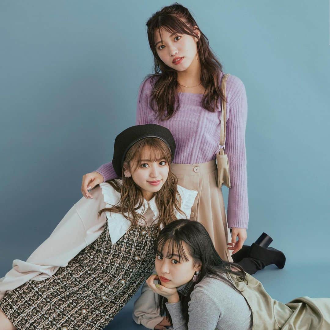 のインスタグラム：「Popteen1月号を少しだけ見せちゃうよ〜💖 人気No1仲よし専属3人組〝アリカ〟の真冬の着回し企画が帰ってきた❣️ ティーンズからの声にお応えして大好評企画を冬のモテテクつきでやるよ💜❤️🤍 みんなお楽しみに〜😘✨✨  #Popteen#POPモデル#専属#古田愛理#あいりる#莉子#リコリコ#香音#のんのん#アリカ#着回し#冬#モテコーデ#モテテク#韓国#カジュアル#ガーリー#クリスマス」