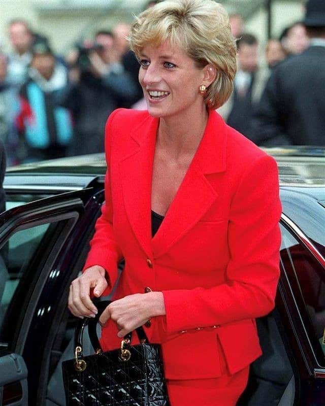 クリスチャンディオールさんのインスタグラム写真 - (クリスチャンディオールInstagram)「A renowned style icon, Diana, Princess of Wales forged sincere and longlasting links with the house of Dior. In 1995, when the #LadyDior bag was still without a name, the Princess was pictured carrying it, instantly transforming it into a byword for French elegance. An almost permanent presence from that point on, this inimitable object of desire came therefore to be named after this exceptional woman whose extraordinary story can be (re)discovered in the fourth season of @TheCrownNetflix on @Netflix.  © Cherruault / SIPA Press」11月25日 15時00分 - dior