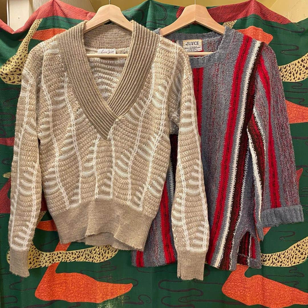 NUTTY Vintage&Collectibleのインスタグラム：「🍂NEW ARRIVAL🍂  ☑︎vtg knit sweater ㅤㅤㅤㅤㅤㅤㅤㅤㅤㅤㅤㅤㅤ メンズライクがいまっぽいニットセーターが入荷いたしました＊ ㅤㅤㅤㅤㅤㅤㅤㅤㅤㅤㅤㅤㅤ 温もり感じる落ち着いた色合わせは、ノスタルジックな雰囲気たっぷり。 ㅤㅤㅤㅤㅤㅤㅤㅤㅤㅤㅤㅤㅤ ざっくり開いたVネックにスクエアネック 女性らしさも忘れない 丁寧な仕立ての１着を見つけてみては＊ ㅤㅤㅤㅤㅤㅤㅤㅤㅤㅤㅤㅤㅤ ------------------------------------ 🛍NUTTY通販について🛍 ------------------------------------- ＜ONLINE STORE＞ VINTAGE▶︎http://nutty.theshop.jp/ USED SELECT▶︎https://nuttyselect.official.ec/ （プロフィールページURLよりjump🕊） ㅤㅤㅤㅤㅤㅤㅤㅤㅤㅤㅤㅤㅤ ＜VIDEO CHAT SHOPPING＞ テレビ電話をお繋ぎして、リアルタイムでご案内いたします。詳細は過去の投稿をご覧ください。」