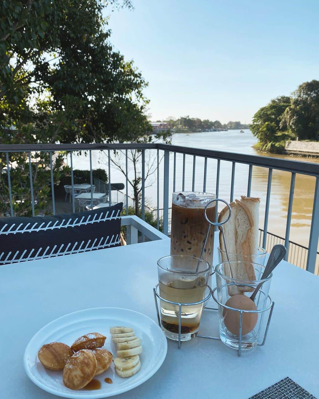 GYEON SEOのインスタグラム：「_* 🥯🥛 . . #peacefulmorning」