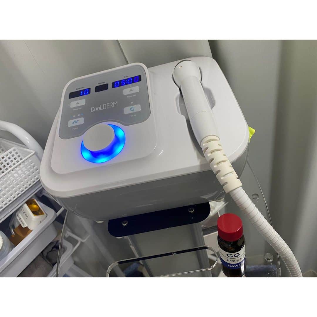 川村茉由さんのインスタグラム写真 - (川村茉由Instagram)「スキンケアを変えました！ 前から気になっていた 資生堂の『NAVISION DR』✨ 医療機関限定取扱商品 なんですが、ついに ヒメクリニックにやってきた🏥  さすが資生堂…使用感、 テクスチャーがすごくいい。 とろみがあって、肌にのせたら ぐんぐん入っていって、 スキンケアしたあとの肌が モッチモチ💕 メイクノリが抜群です😌  さらに！これからヒメクリで ナビジョンをイオン導入できる ようになるみたいなんですが、 今回はエレクトロポレーションを 使って導入してもらいました🥺 これが面白いくらいに入る!入る! 終わったあと、肌がかなり トーンアップ✨ 1番感じたのは毛穴の引き締め。 毛穴の黒ずみがパッと消えた！ 驚きです…😘  BBクリームもよかったから また使用感載せます〜😚  そして、新しいメニュー 「HIFU あごまわりケア」も やってもらいました🙋‍♀️ 顎下の脂肪溶解ハイフと 顎まわりのハイフシャワーの組み合わせ☀️ 1番気になっていた顎下が キュッとくぼんでいくの！ しかもハイフって痛いんだけど笑、 これは全く痛くない🧡 値段もお安めだから、 月一の施術にもおすすめ〜！  詳しくはヒメクリのインスタ、 ひめ先生のインスタを見てね😘 @himeclinic  @ann_himechan   #himeclinic #ヒメクリニック #スキンケア #navision  #ナビジョンdr #ナビジョン #資生堂 #イオン導入 #エレクトロポレーション #hifu #ハイフ」11月25日 15時03分 - mayupi_k