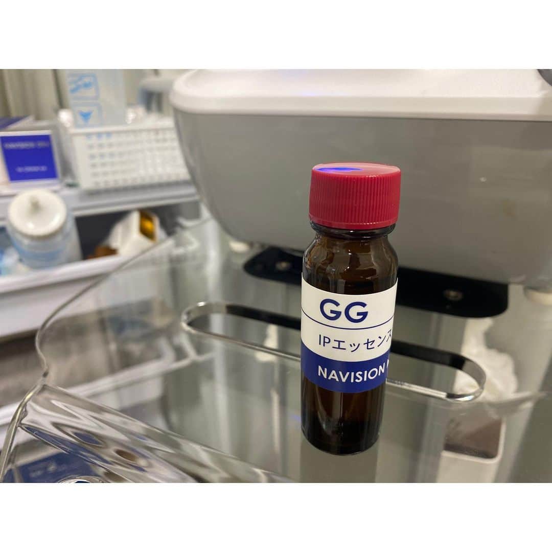 川村茉由さんのインスタグラム写真 - (川村茉由Instagram)「スキンケアを変えました！ 前から気になっていた 資生堂の『NAVISION DR』✨ 医療機関限定取扱商品 なんですが、ついに ヒメクリニックにやってきた🏥  さすが資生堂…使用感、 テクスチャーがすごくいい。 とろみがあって、肌にのせたら ぐんぐん入っていって、 スキンケアしたあとの肌が モッチモチ💕 メイクノリが抜群です😌  さらに！これからヒメクリで ナビジョンをイオン導入できる ようになるみたいなんですが、 今回はエレクトロポレーションを 使って導入してもらいました🥺 これが面白いくらいに入る!入る! 終わったあと、肌がかなり トーンアップ✨ 1番感じたのは毛穴の引き締め。 毛穴の黒ずみがパッと消えた！ 驚きです…😘  BBクリームもよかったから また使用感載せます〜😚  そして、新しいメニュー 「HIFU あごまわりケア」も やってもらいました🙋‍♀️ 顎下の脂肪溶解ハイフと 顎まわりのハイフシャワーの組み合わせ☀️ 1番気になっていた顎下が キュッとくぼんでいくの！ しかもハイフって痛いんだけど笑、 これは全く痛くない🧡 値段もお安めだから、 月一の施術にもおすすめ〜！  詳しくはヒメクリのインスタ、 ひめ先生のインスタを見てね😘 @himeclinic  @ann_himechan   #himeclinic #ヒメクリニック #スキンケア #navision  #ナビジョンdr #ナビジョン #資生堂 #イオン導入 #エレクトロポレーション #hifu #ハイフ」11月25日 15時03分 - mayupi_k