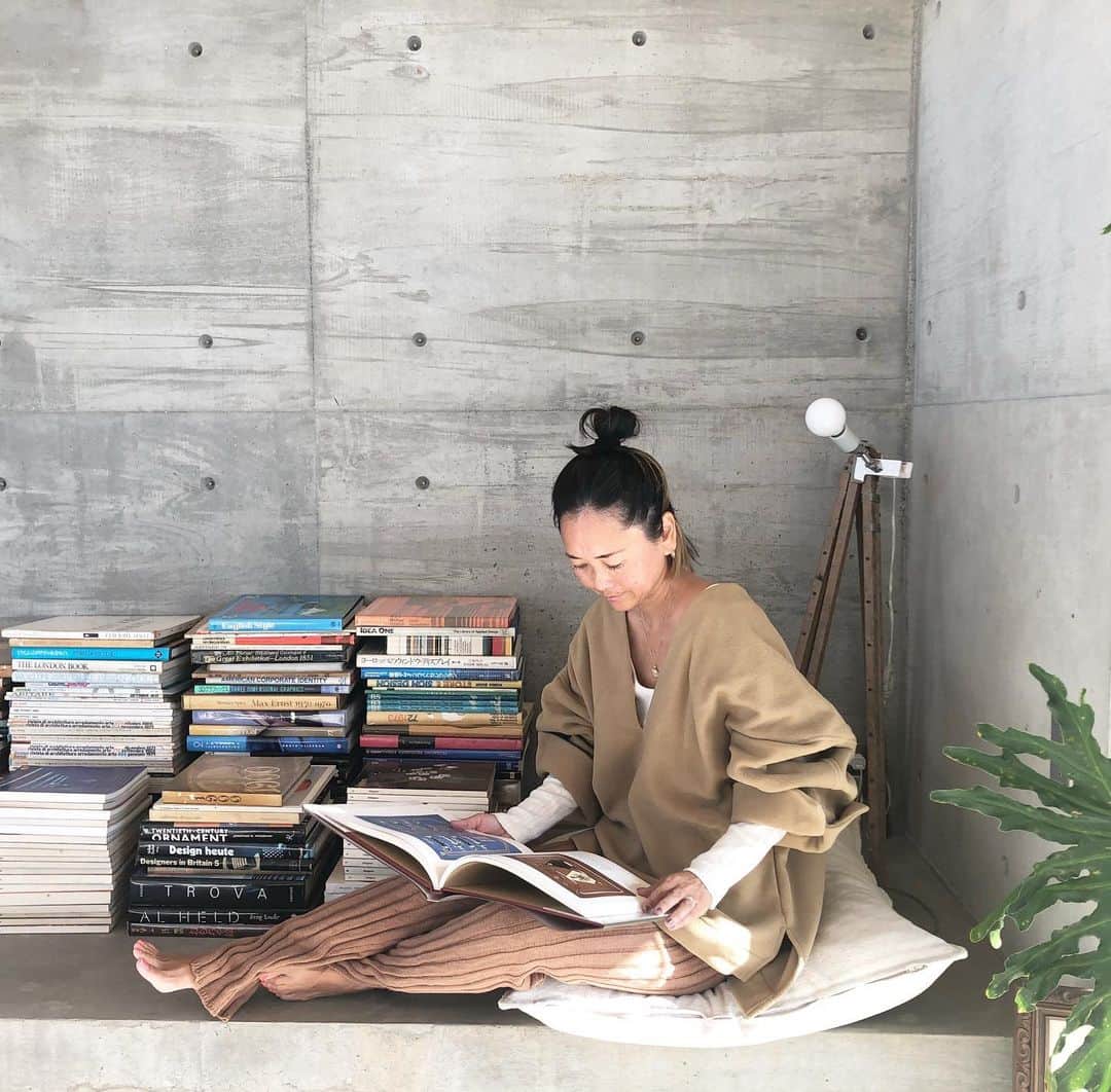 Shikica Tokyo & KiiRAのインスタグラム：「ECO BOA TUNIC U NECK RIB TOPS WIDE RIB KNIT SLIT PANTS . . #kiira #21aw #collection」
