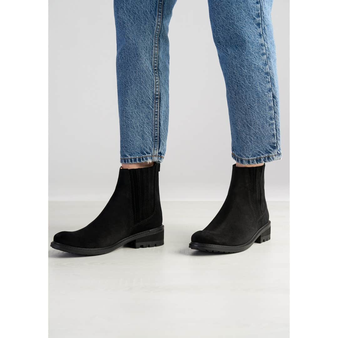 テーリポルキのインスタグラム：「The wait is over! 🖤 The popular Chelsea suede boot back in stock. ⠀⠀⠀⠀⠀⠀⠀⠀⠀ ⠀⠀⠀⠀⠀⠀⠀⠀⠀ #TERHIPÖLKKI #terhipölkkistore #kämpgarden #scandinaviandesign #finnishdesign #sustainable #sustainablefashion #designfromfinland #finnishfashion #footwear #shoes」