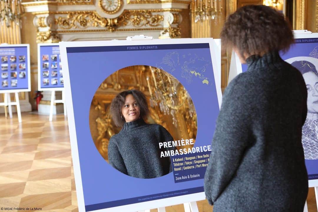 フランス大使館さんのインスタグラム写真 - (フランス大使館Instagram)「今日は #女性に対する暴力撤廃の国際デー  です。フランスは2⃣0⃣1⃣8⃣年から「#フェミニスト 外交」というフレーズを掲げ、女性を守る外交政策を示している数少ない国の1つです。フランスは2022年までに政府開発援助の50％を #ジェンダー平等 を重要な目標とするプロジェクトに割り当てます✊🇫🇷 2018年ノーベル賞受賞者であるデニス・ムクウェゲさんをはじめとする活動家たちの働きに基づいた世界基金は、紛争地の性暴力の犠牲となった女性たちが、補償や支援を受け、再び社会復帰することを目的にしています。フランスは2022年までにこの基金への620万ユーロの支援を行うことを発表しました。」11月25日 15時35分 - ambafrancejp