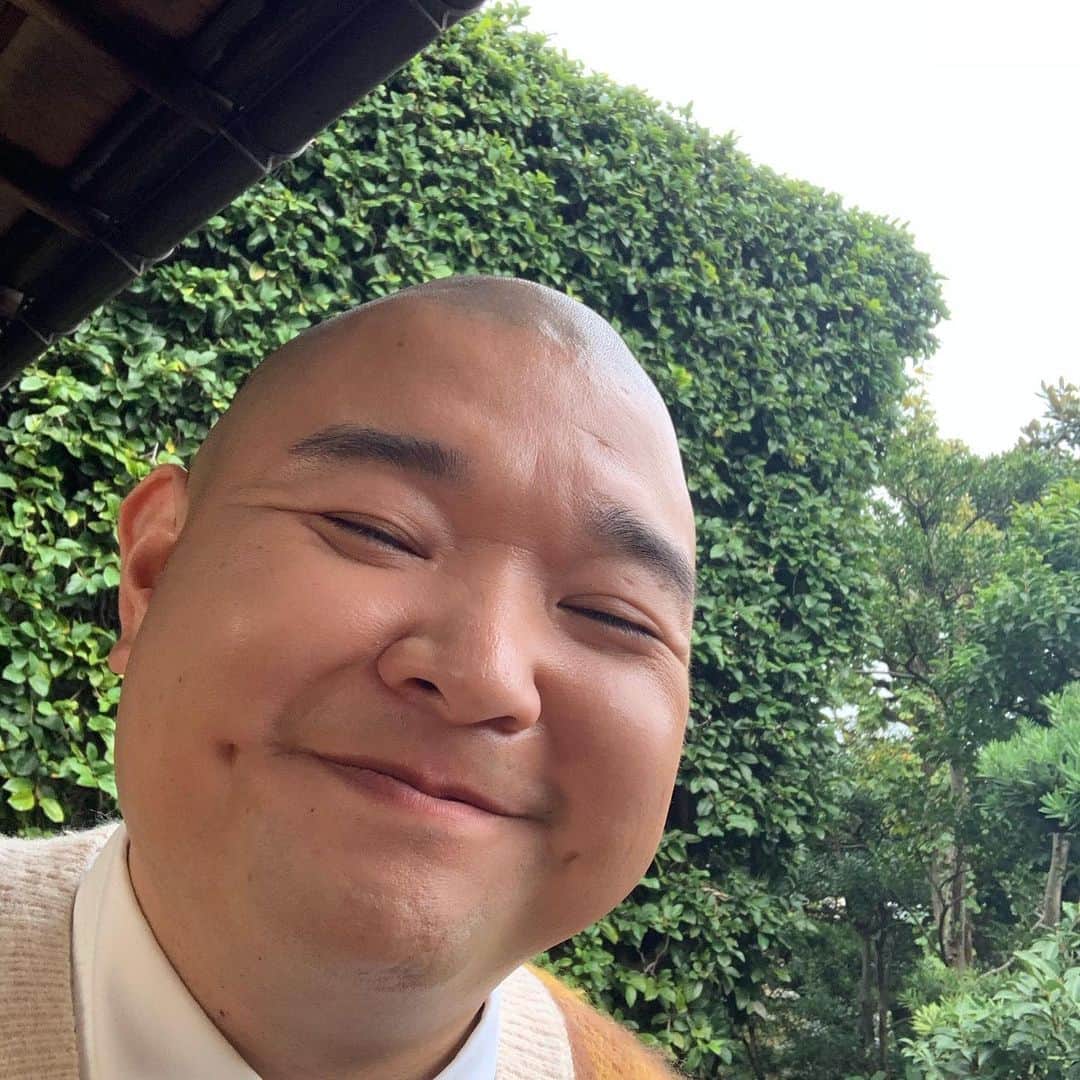 内山信二のインスタグラム：「緑が似合う男、、、  #内山信二」