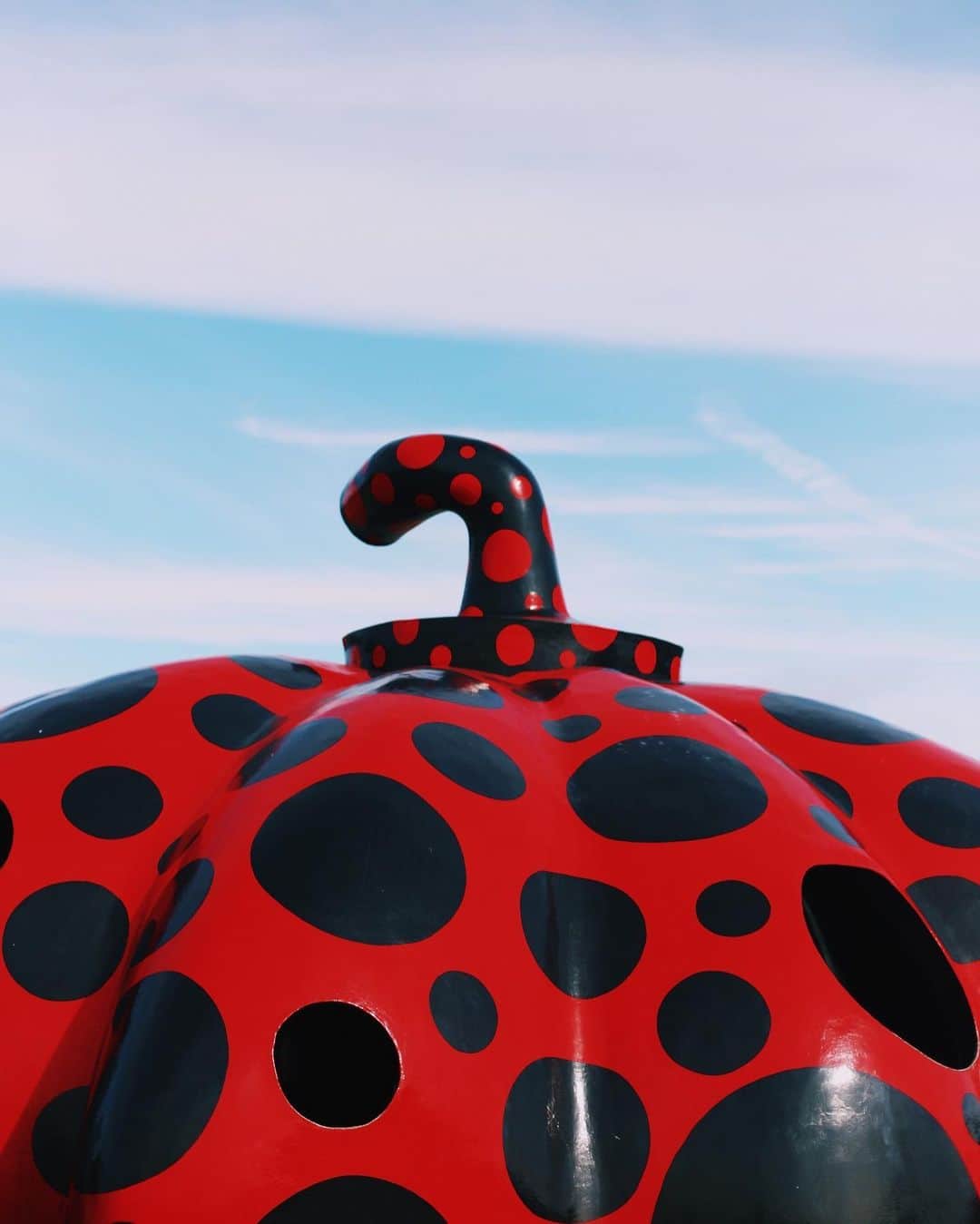 のインスタグラム：「#直島 #草間彌生　#日本　#子ども　#笑 #yayoikusama #naoshima #japan #benesseartsite #reco_ig #blueshiftmag」
