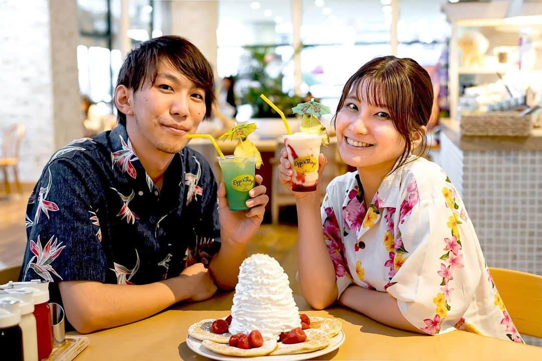 EGGS ’N THINGS JAPANのインスタグラム：「【11月30日（月）までの限定キャンペーン！】  アロハシャツを着用して店内（イートイン）でお一人様500円（税別）以上のお食事をご注文のお客様に「オリジナルドリンク」をプレゼントするキャンペーンを実施中です！ また、アロハシャツを着てお食事を楽しまれている写真をハッシュタグ「 #アロハでエッグスン 」を付けてInstagramに投稿していただくと、 #セミオーダーメイドアロハシャツ や #お食事券10,000円 を各10名様ずつプレゼントするキャンペーンを開催しております。  ・ムームーなどアロハ柄の物も対象です。 ・アロハシャツはご持参いただき、店内で羽織っていただければ大丈夫です。  ※Instagramを使っていないお客様はオハナ（スタッフ）がお店のInstagramで投稿いたします。 ※投稿された写真は厳選してEggs ‘n Things公式Instagramにてリポストいたします。  詳細は下記のURLからご確認いただけます。  https://www.eggsnthingsjapan.com/news/201020.html  #エッグスンシングス #エッグスン #パンケーキ #パンケーキ巡り #カフェ巡り #カフェ部 #アロハシャツ #ハワイ #プレゼント #フラダンス #hula #ハワイ好きな人と繋がりたい #キャンペーン #eggsnthings #food #instacafe #cafe #foodstagram #pancake #drinks #instadrink #aloha #hawaii #instagram」