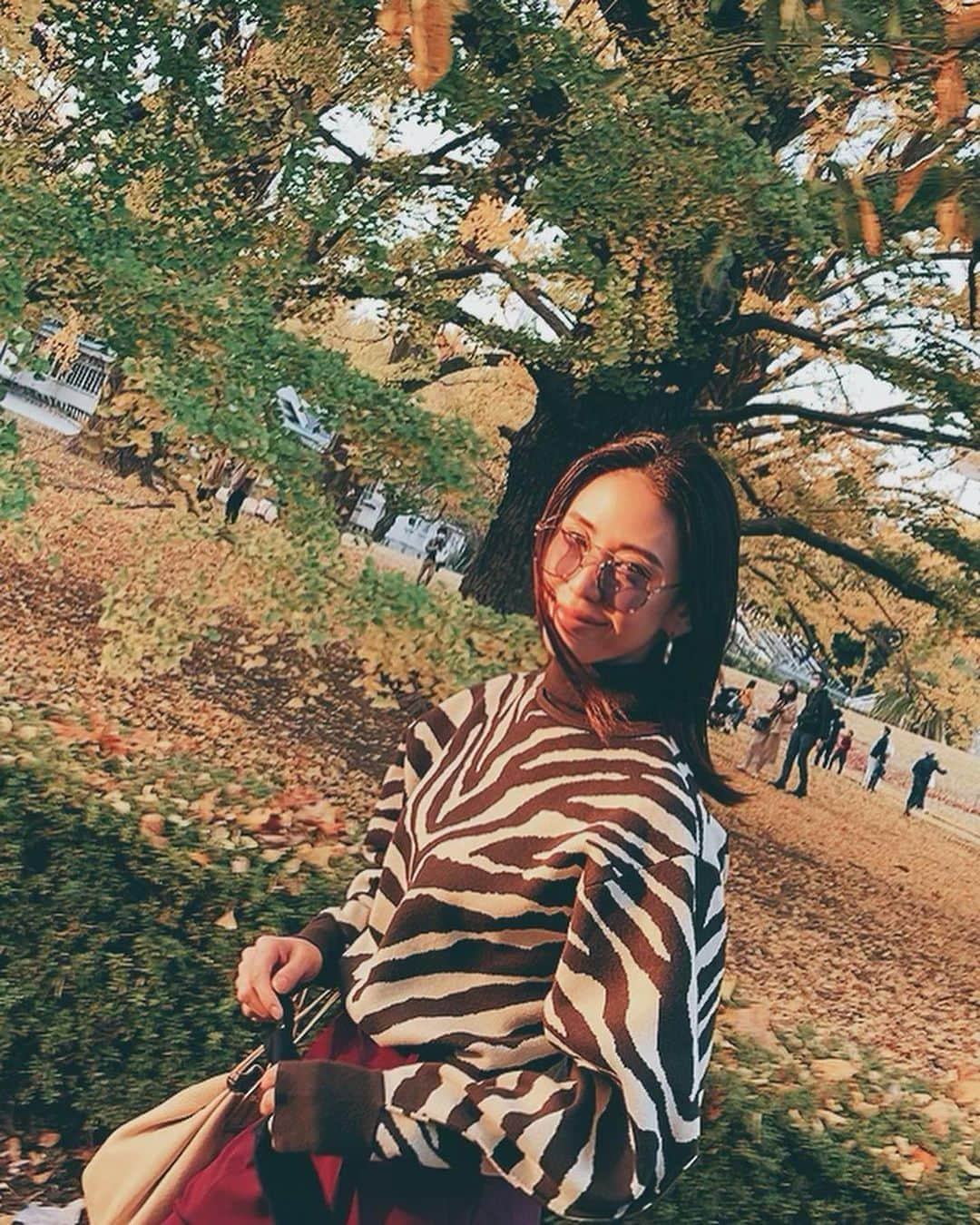 出浦寛子（HIROKO）のインスタグラム：「コロナ禍のお出かけは 公園か美術館がいい感じ！  #新宿御苑 #散歩 #紅葉  #autumn #detsuko﻿ #deurahiroko﻿ #でつこ﻿ #出浦寛子」