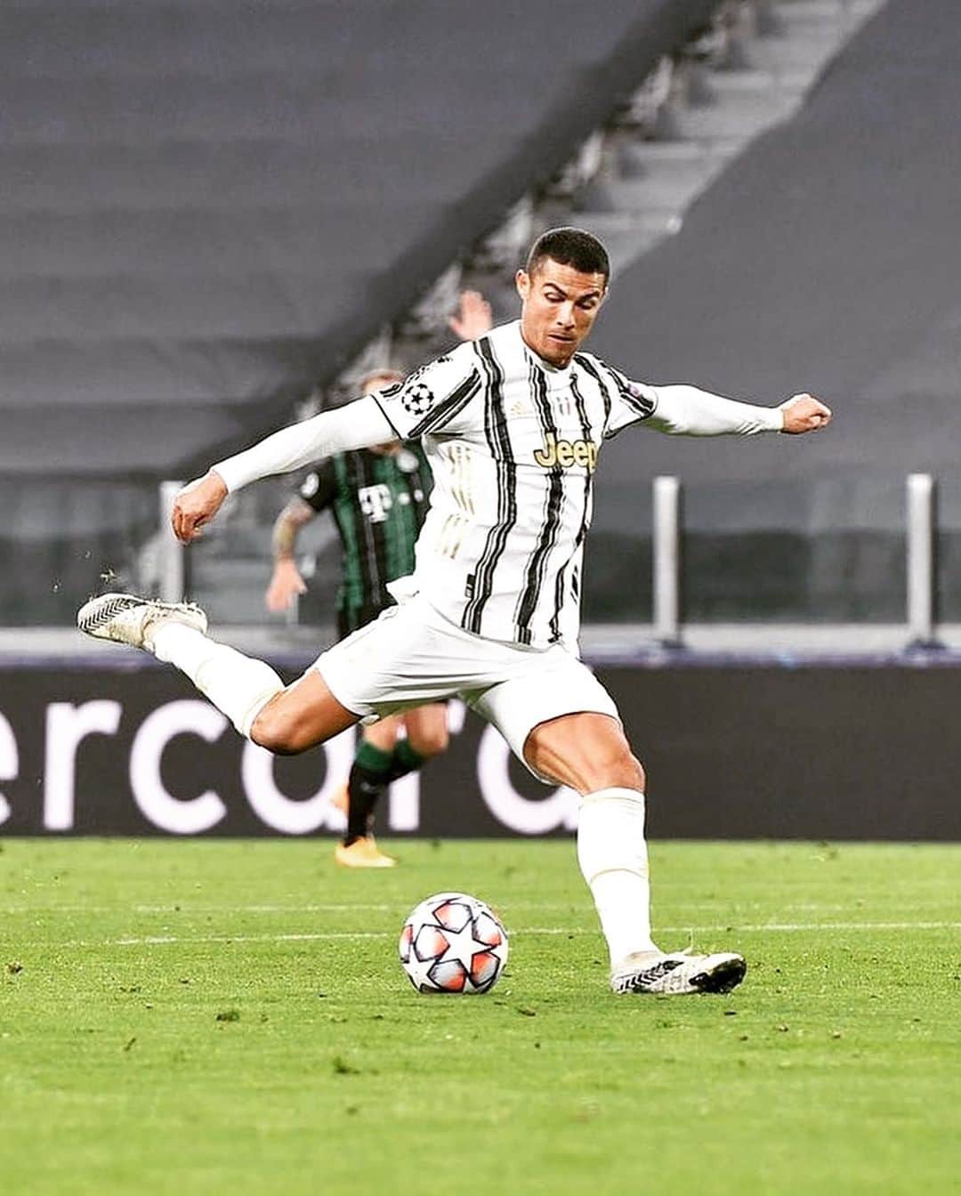 Skills • Freestyle • Tekkersさんのインスタグラム写真 - (Skills • Freestyle • TekkersInstagram)「37 goals in 36 games in 2020 🍷👏 @Cristiano」11月25日 15時45分 - skillsweekly