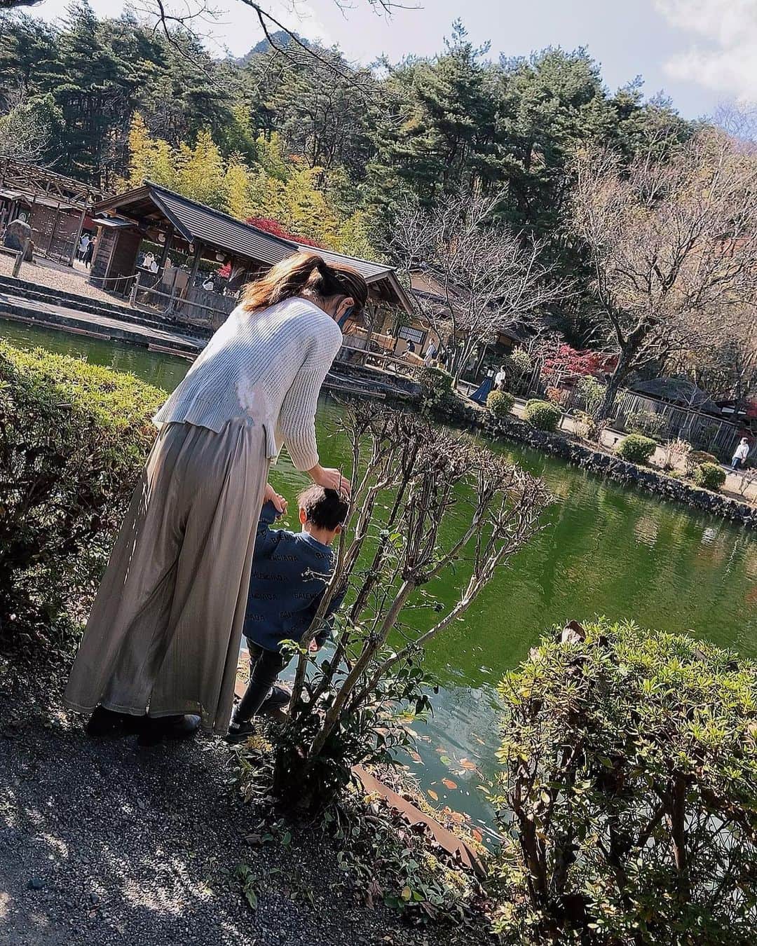 のインスタグラム：「#日光江戸村  ストーリーにも載せたけど20年ぶりでした。 行ったのは先月なので 紅葉にはまだ早かったけど この日はポカポカ暖かくて最高に気持ちよかった🍁  #日光江戸村ワンダーランド  #栃木県#日光#鬼怒川#里帰り #朝ラン #紅葉#紅葉狩り#子連れ旅行 #子連れ旅#2歳4ヶ月#2歳男の子 #like4like #followme #instagood #photooftheday #followforfollow#とちぎに泊まろう」