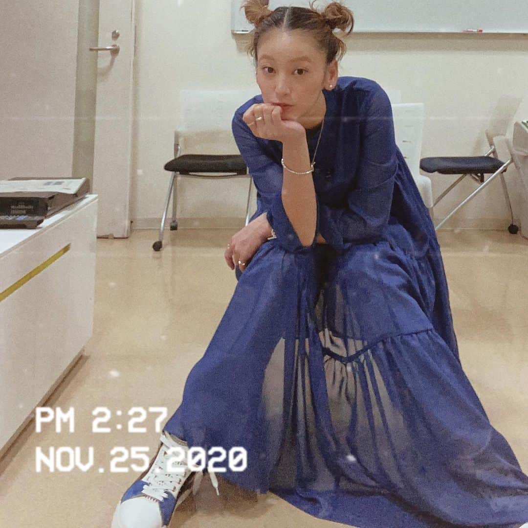 西山茉希さんのインスタグラム写真 - (西山茉希Instagram)「収録曜日。  #ミッキーの髪と #ドナルドの色 #俺流コーデ  ブルー×パール×ゴールド。 アイテムタグ付けあります。  #本番前にインスタライブ #おしゃべりサンキュスでした #❤️🌈❤️」11月25日 15時47分 - maki.nshiyama50