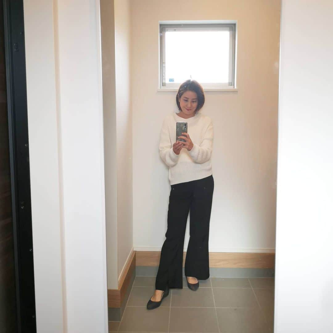 本多真弓さんのインスタグラム写真 - (本多真弓Instagram)「玄関に大きい鏡を張ったよ！ 無印の🤗(→って思ってたら勘違いで、ベルメゾンだった！どっちでもいいけど笑) これでコーディネートの写真撮りやすくなるかな。  という訳で @aircloset_official のシンプルなモノトーンコーデに @minato_kobe  のチェックバンプスを合わせました👠  正面に浅いスリットが入った黒パンツはシルエットが綺麗で、履き心地も良くて(ウエストがゴム)お買い取り決定☝️  スタイリストさんがコーディネートしてくださったお洋服をレンタルできるエアークローゼット。アンバサダーさせていただいていて、初月3000円OFFになるクーポンコードがあります。年末年始のイベントシーズンにいかがでしょうか？ →【zrtSd】  #エアクロ #エアクロコーデ #女子アナ47  #ママコーデ  #ミナト  #MINATO靴 #minato #レディースシューズショップminato」11月25日 15時51分 - mayumi_h_i