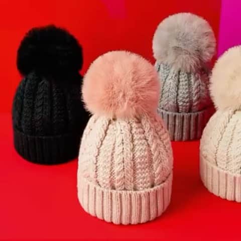 アクセサライズのインスタグラム：「Shake your pom poms ⛄️   You guessed it, 50% off these beanies NOW £9.50  Tap the link in our bio to shop  #Accessorize」