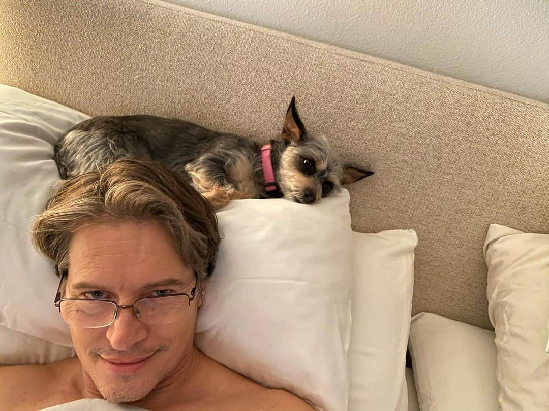 ジョン・バロウマンさんのインスタグラム写真 - (ジョン・バロウマンInstagram)「This is how and where she likes to sleep now. #dixie rules. Jb」11月25日 15時56分 - johnscotbarrowman