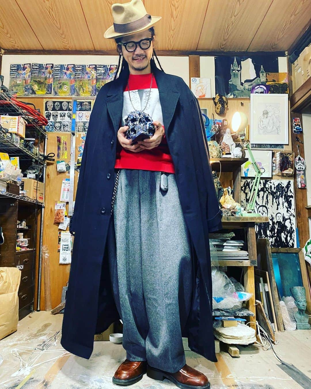 庄村聡泰さんのインスタグラム写真 - (庄村聡泰Instagram)「@kotaro0320yamada さんのアトリエへお邪魔致しました。  コートと言うか外套と呼称したい上っ張りのお陰で中折れ帽スウェットスラックスローファーの合わせが何故か和風に見える不思議  頭#stetson 老舗さんです 眼#yoshiokubo  上#kingsize #古着 @elcasion_elca_harajuku  中#supreme #slayer とのコラボ。 下#lithiumhomme  靴#drmartens  銀#chromehearts #zippo  写 @kotaro0320yamada」11月25日 15時59分 - shomurasatoyasu