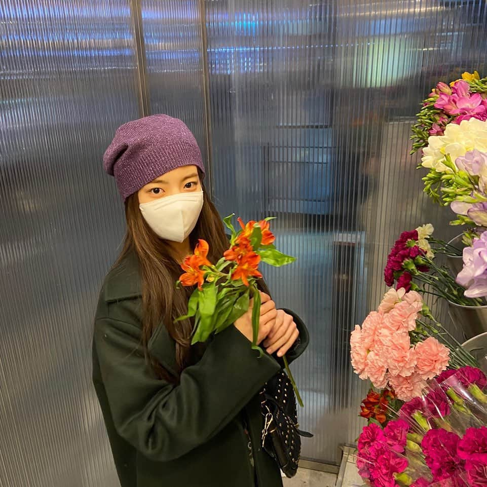 ITZYさんのインスタグラム写真 - (ITZYInstagram)「Last winter  작년 겨울 살면서 엄마한테 두 번째로 꽃 사드린 날🌹🌼」11月25日 16時10分 - itzy.all.in.us