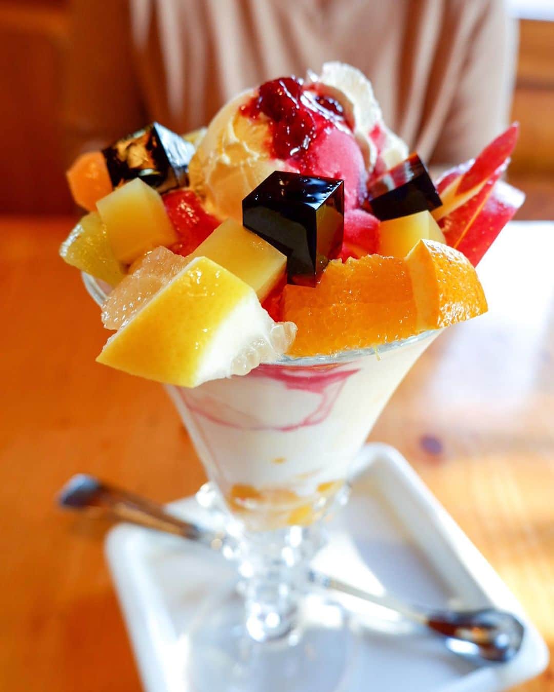 のインスタグラム：「笠岡市にある【WOODSTOCK】さんは、ランチが人気の喫茶店。 が、私のお目当ては#フルーツパフェ ❤︎ フルーツがモリモリすぎやしませんか？😍  下の方がコーンフレークばかりでガッカリ…となりがちなパフェですが、こちらのパフェはその様なガッカリとは無縁✨ 最後まで全部美味しくて大大大満足‼︎ かなりボリューミーなのに、確か800円くらいだったと思われます。 コスパ良すぎ👏 美味しいフルーツパフェが食べたくなったらぜひウッドストックさんへ💁‍♀️  笠岡市公式フォトアンバサダーとして活動しています📸 @kasaoka_sketch  #カサオカスケッチ #笠岡市 #笠岡 #笠岡グルメ #グルメ好きな人と繋がりたい #岡山観光 #岡山グルメ #岡山旅行 #旅行好きな人と繋がりたい #igersjp #PR  #パフェ #parfait #パフェ巡り #パフェ活 #喫茶店好きな人と繋がりたい #喫茶店 #旅行 #たびすたぐらむ #旅スタグラム #食べ歩き #美味いんじゃ岡山」