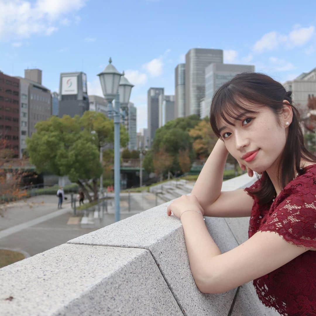 のインスタグラム：「. 12/13 (日)は関大ミスキャン『THE FINAL』です💐  15:00〜YouTube生配信にて行われます！ 【関大ミスキャン】で検索すると出てくるので 是非チャンネル登録お願いします😊🤍🤍  皆で踊るダンスや、自己PR、 みんなと素敵なステージを作り上げたい✊  そして、現在も沢山投票してくださっているweb投票とは別に、【当日票】というものがあります。 当日の時間内にYouTubeの概要欄にて投票できるので 是非私のPRを見て、投票して頂けるように頑張ります💐  今日はこれからスピーチレッスンに行ってきます🤲  #関大ミスキャン #ミスキャンパス #ミスキャンパス関大  #関大 #ミス関大 #ミスコン #ファイナリスト  #ドレス #バーガンディ #中央公会堂 #ヘアアレンジ  #ヘアスタイル #ヘアカラー #サロンモデル」
