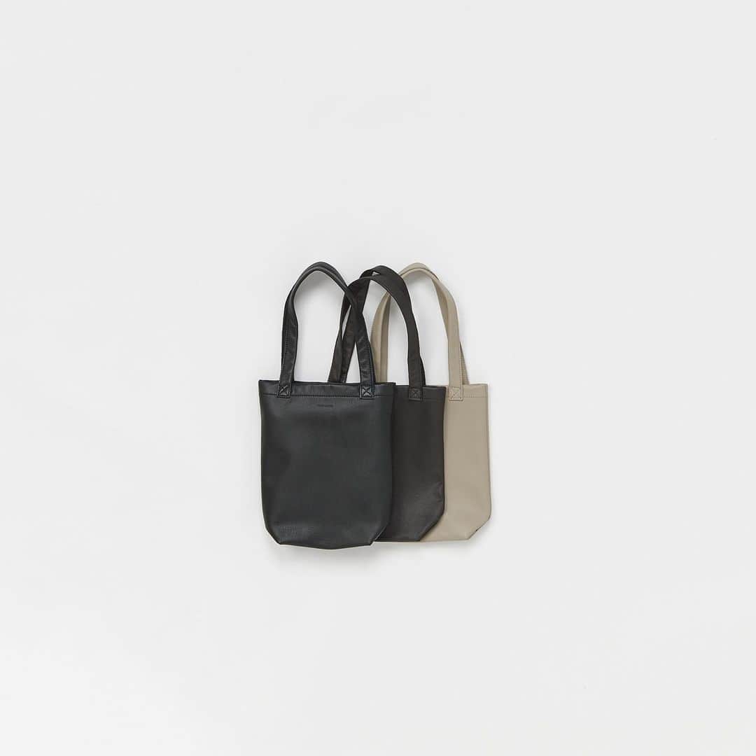 エンダースキーマのインスタグラム：「New collection, 2021ws(winter/spring) will be at stores from the 5th of Dec﻿ *flagship stores @sukima_shop and retailers in Japan﻿ *abroad mid Dec﻿ ﻿ model: cow bag S/M﻿ color: black, choco, taupe﻿ ﻿ #henderscheme #2021ws」
