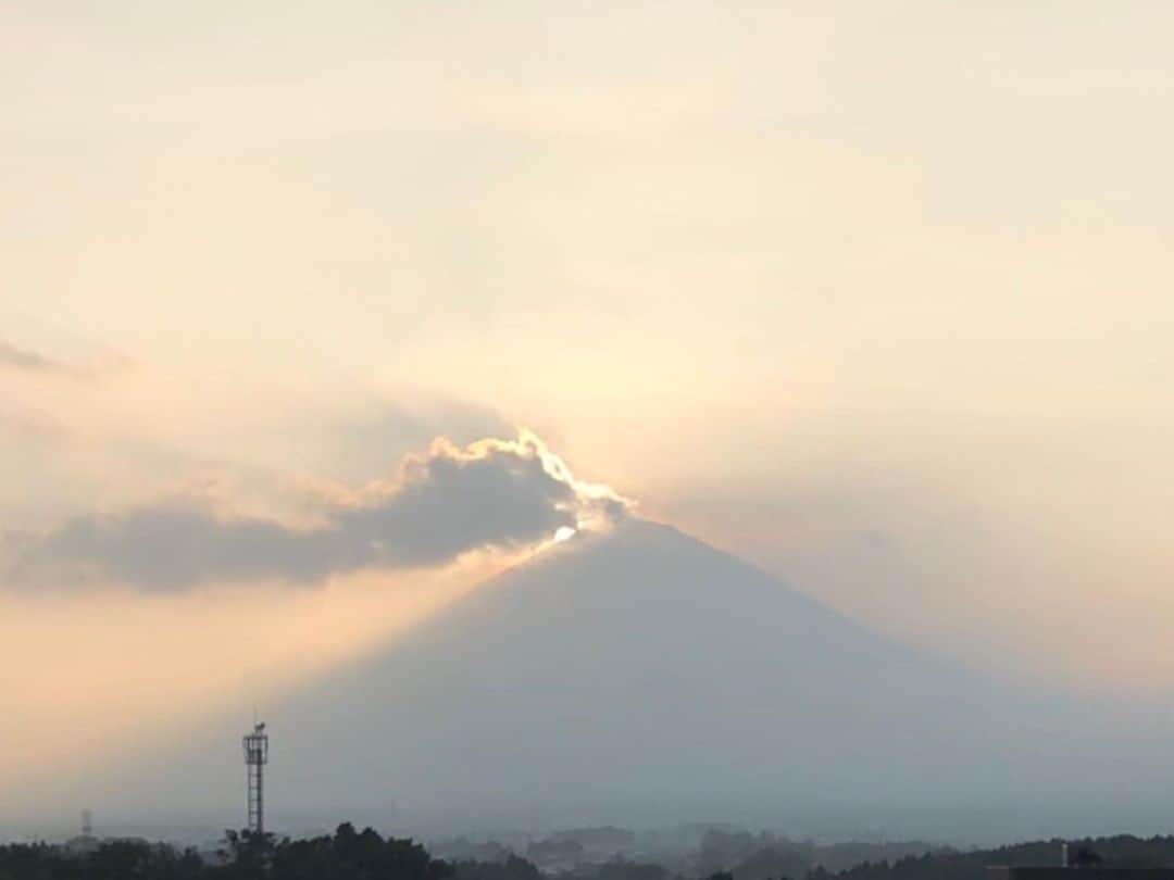 天玲美音さんのインスタグラム写真 - (天玲美音Instagram)「美音の撮る富士山🗻 #mtfuji  #淡い #空 #sky #fuji #富士山 #雲 #太陽 #天玲美音 #shizuoka #静岡県 #japan #mountain」11月25日 16時19分 - miontenrei