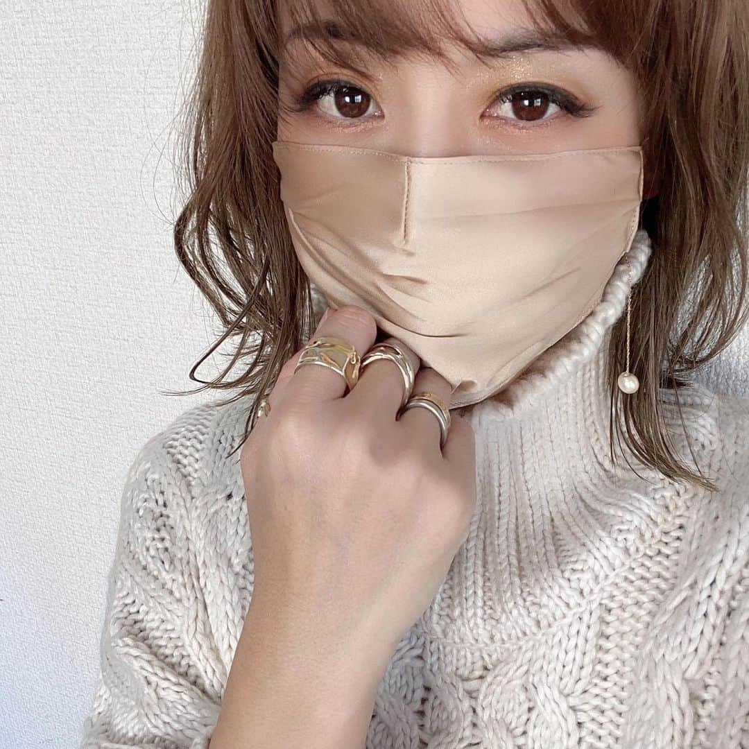 miho.a.nicoさんのインスタグラム写真 - (miho.a.nicoInstagram)「new in❤︎ ・ @histoire_jp  【U】の【CELEBMASK No.5】美シルエット立体セレブマスク✨ ・ フェイスラインをキレイに見せてくれる立体マスクで肌に優しい美肌効果のある上質なシルク生地が使われています😊✨ アジャスター付きで自分好みの長さに調節出来るので耳が痛くなりにくいです✨ ・ カラーバリエーションが豊富な所も🙆‍♀️ どの色も素敵で迷ってしまいます🥺 そのままでも使えますが、内側にポケットが付いているので、中に不織布マスクやマスクフィルターを挟んでさらにウイルス予防や花粉予防も出来ます😊🎵 ・ さらに❣️持ち歩きに便利な【U】のロゴ入り専用ケース付き✨ PVC素材なので除菌シートで拭き取りやすくて保管も楽ちん🎵マスクの持ち運びや収納にも困らないのでプレゼントにもオススメです🎁✨ ・ ⭐️10%offになるクーポンコード⇨ 【mi7F8X5】（11/16〜12/25まで） 是非サイトをチェックしてみて下さい🎵 ストーリーにもリンク貼っておきますね😊 ・ ・ #マスク#マスクケース#mask#シルク#シルクマスク」11月25日 16時15分 - miho.a.nico