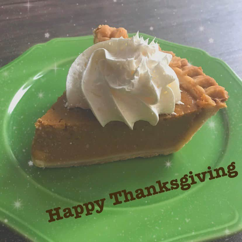 アメリカ大使館さんのインスタグラム写真 - (アメリカ大使館Instagram)「11月の第4木曜日(明日！)は 🇺🇸の祝日“Thanksgiving Day(感謝祭)”です。 いつも🇺🇸大使館のSNSを見てくれて本当にありがとうございます😊  皆さんは今年、何に感謝をしますか⁉️ . #usa #america #studyabroad #livinginamerica #thankgiving #holidayseason #pumpkinpie #familytime #stayhome #アメリカ #アメリカ生活 #留学 #祝日 #感謝祭 #11月 #パンプキンパイ #感謝の気持ち #ステイホーム #おうち時間 #スイーツ #ありがとう」11月25日 16時22分 - usembassytokyo