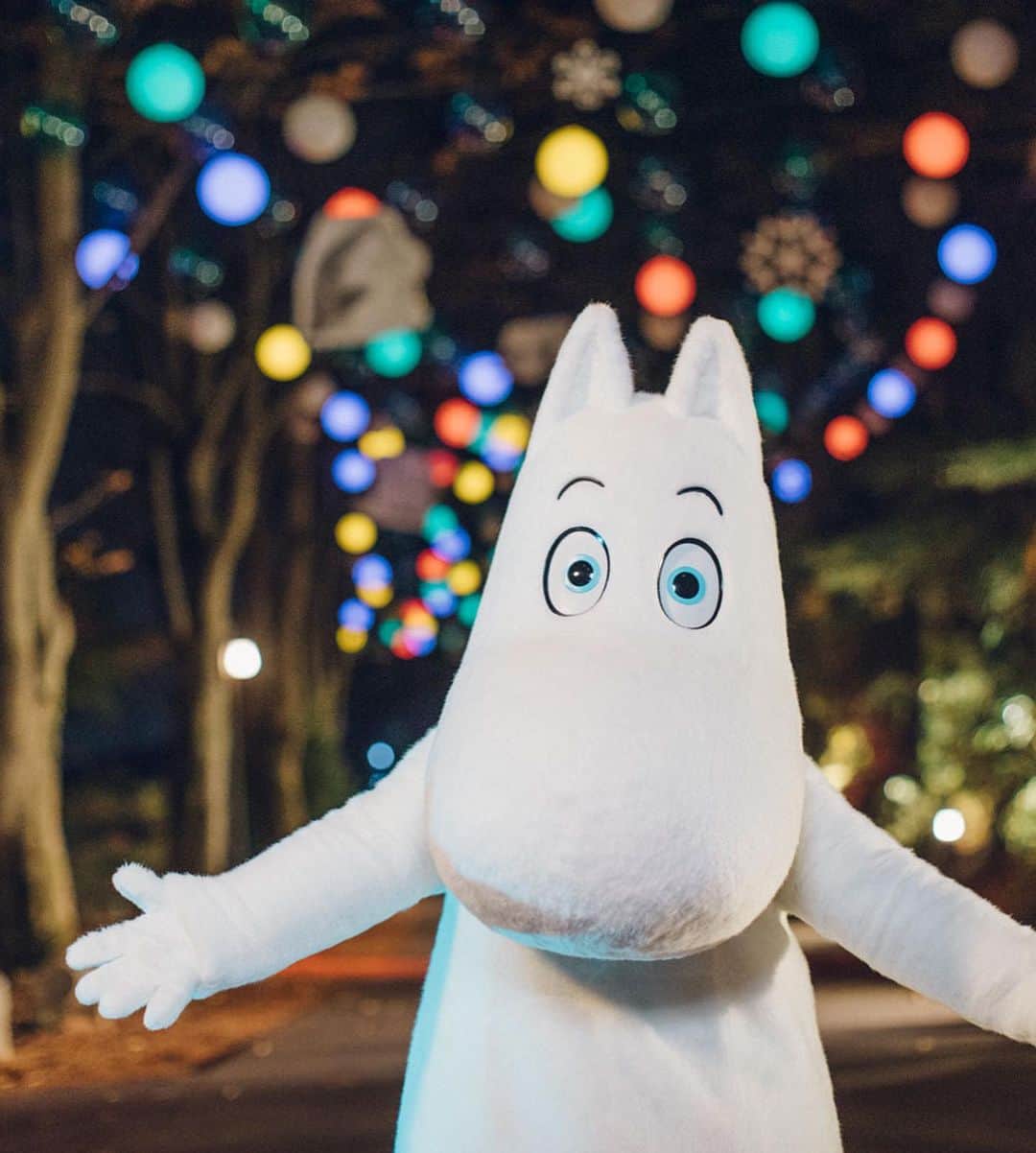 ムーミンさんのインスタグラム写真 - (ムーミンInstagram)「😯🤩 Moominvalley Park in Japan has turned into a winter wonderland! 😍❄️ Go for a walk in the wintery forest in the footsteps of Moomintroll, and maybe you’ll be enchanted by the charm of winter, just like he was... 💙The event is on until March 7! Read more at moom.in/mvpwinter (link in bio) ☺️」11月25日 16時24分 - moominofficial