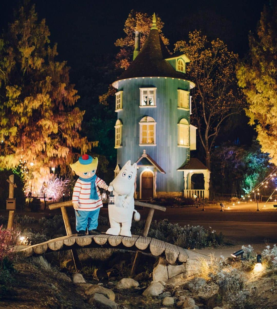 ムーミンさんのインスタグラム写真 - (ムーミンInstagram)「😯🤩 Moominvalley Park in Japan has turned into a winter wonderland! 😍❄️ Go for a walk in the wintery forest in the footsteps of Moomintroll, and maybe you’ll be enchanted by the charm of winter, just like he was... 💙The event is on until March 7! Read more at moom.in/mvpwinter (link in bio) ☺️」11月25日 16時24分 - moominofficial