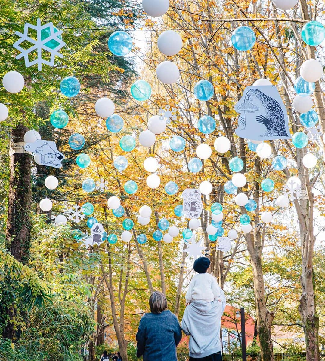 ムーミンさんのインスタグラム写真 - (ムーミンInstagram)「😯🤩 Moominvalley Park in Japan has turned into a winter wonderland! 😍❄️ Go for a walk in the wintery forest in the footsteps of Moomintroll, and maybe you’ll be enchanted by the charm of winter, just like he was... 💙The event is on until March 7! Read more at moom.in/mvpwinter (link in bio) ☺️」11月25日 16時24分 - moominofficial