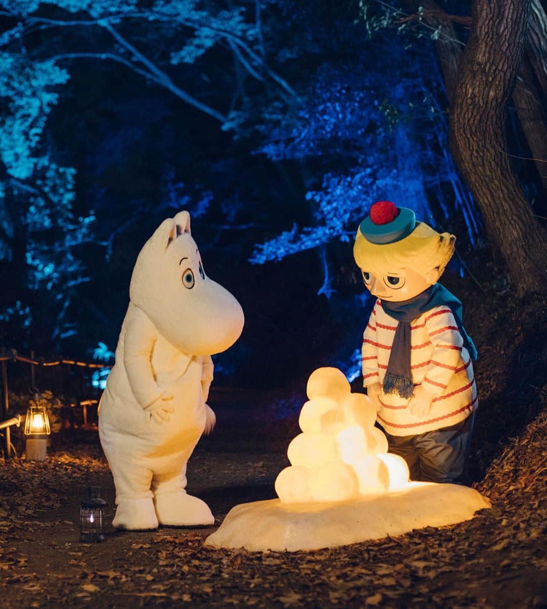 ムーミンさんのインスタグラム写真 - (ムーミンInstagram)「😯🤩 Moominvalley Park in Japan has turned into a winter wonderland! 😍❄️ Go for a walk in the wintery forest in the footsteps of Moomintroll, and maybe you’ll be enchanted by the charm of winter, just like he was... 💙The event is on until March 7! Read more at moom.in/mvpwinter (link in bio) ☺️」11月25日 16時24分 - moominofficial