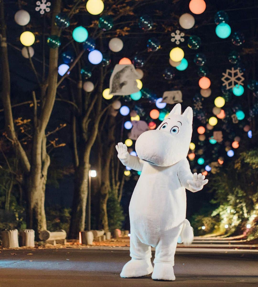 ムーミンさんのインスタグラム写真 - (ムーミンInstagram)「😯🤩 Moominvalley Park in Japan has turned into a winter wonderland! 😍❄️ Go for a walk in the wintery forest in the footsteps of Moomintroll, and maybe you’ll be enchanted by the charm of winter, just like he was... 💙The event is on until March 7! Read more at moom.in/mvpwinter (link in bio) ☺️」11月25日 16時24分 - moominofficial