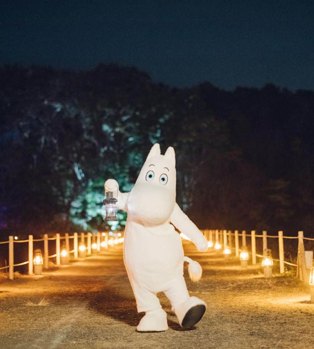 ムーミンさんのインスタグラム写真 - (ムーミンInstagram)「😯🤩 Moominvalley Park in Japan has turned into a winter wonderland! 😍❄️ Go for a walk in the wintery forest in the footsteps of Moomintroll, and maybe you’ll be enchanted by the charm of winter, just like he was... 💙The event is on until March 7! Read more at moom.in/mvpwinter (link in bio) ☺️」11月25日 16時24分 - moominofficial