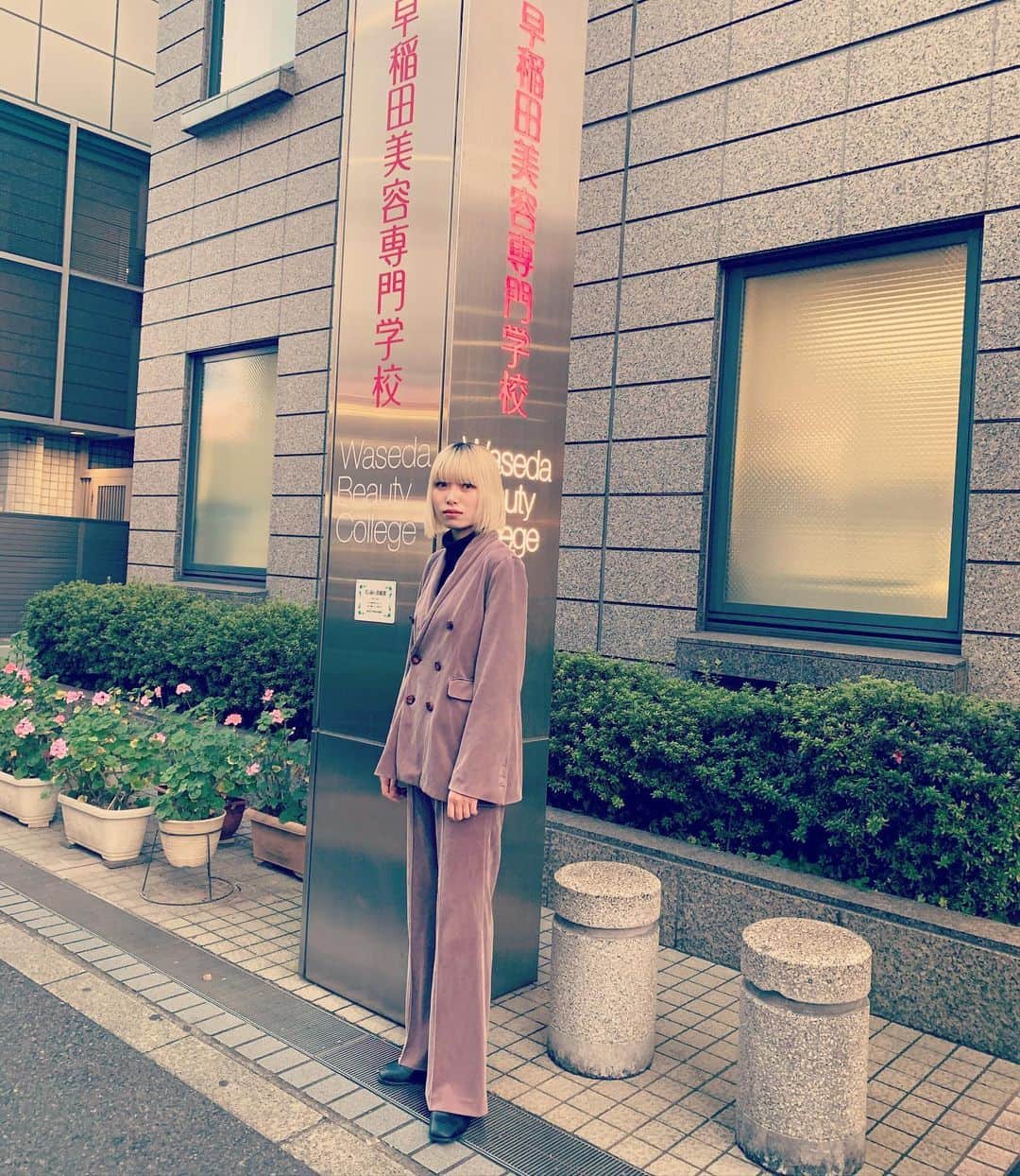 のインスタグラム：「✨早稲美内定者速報✨ 💥有名店Doubleに内定しました💥 21D キタハラ　ナナネさん 🎉🎉🎉 おめでとう🎉🎉🎉 #hairsalon#double #有名店#ドゥーブル #美容師#美容学生#ヘアサロン#fashion#outer#myob#top#古着 #shoes#used #fashion#美容室#美容学校 #snap#photography #ootd #古着コーデ #おしゃれさんと繋がりたい  #美容師さんと繋がりたい#ヘアアレンジ #美容学生と繋がりたい #おめでとう  #早稲美#早稲田美容専門学校」