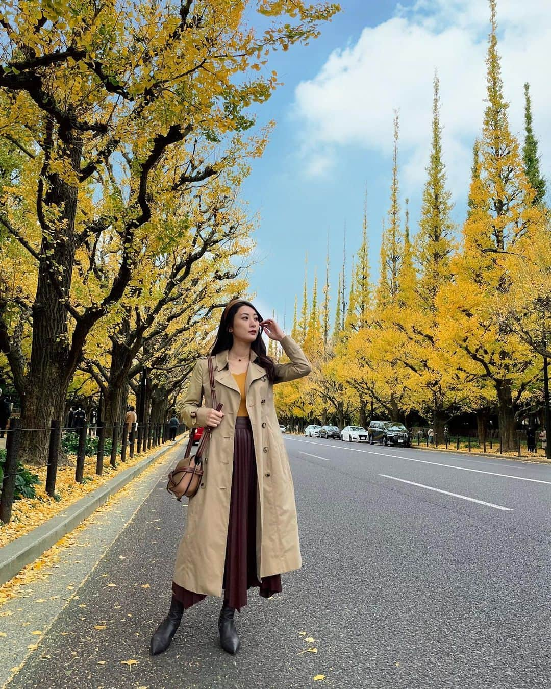 繭さんのインスタグラム写真 - (繭Instagram)「ㅤㅤㅤ ㅤㅤㅤ Coordinate❤︎ ㅤㅤㅤ #tops #Rirandture #skirt #zara #trench #burberry  #boots #fendi  #katyusha #ca4la  #bag #loewe ㅤㅤㅤ 紅葉ギリギリ見られました🍁 ㅤㅤㅤ #coordinate #繭コーデ #外苑前いちょう並木 #followme #followmejp #followjp」11月25日 16時31分 - mayumayu1008