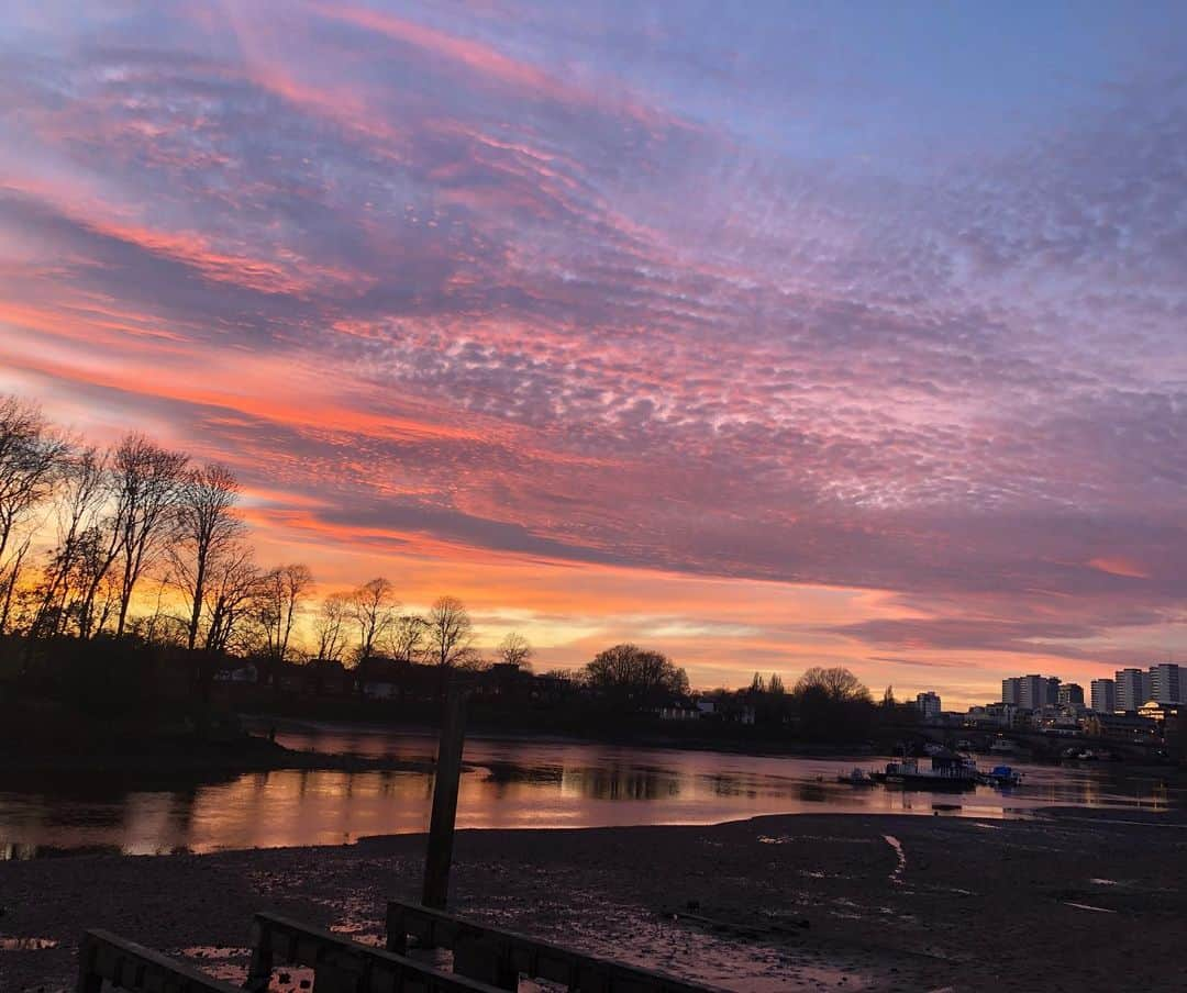 ケイト・ベッキンセイルさんのインスタグラム写真 - (ケイト・ベッキンセイルInstagram)「My mum’s recipe to trigger homesickness - insanely gorgeous Chiswick photos and “oh darling I just caught the end of that horrific show you like “」11月25日 16時33分 - katebeckinsale