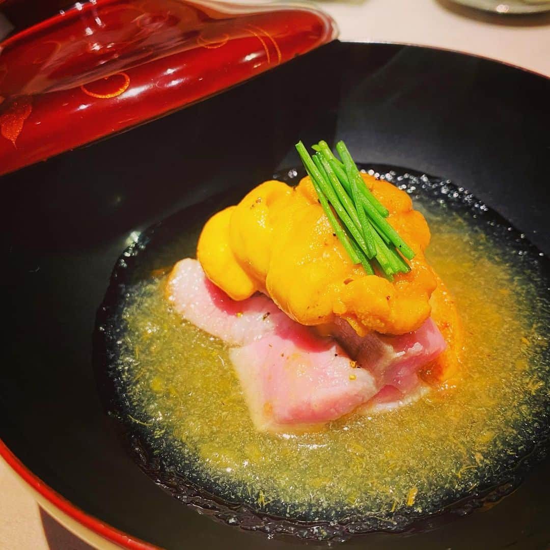 田辺晋太郎さんのインスタグラム写真 - (田辺晋太郎Instagram)「【木宮一洋大将の本丸 鮨 料理 一高@博多 大濠公園に初訪問！お料理編】  というわけでオープンから一年たってしまいましたがようやくこちら #鮨料理一高 に念願叶って初訪問！  鮨の哲学から日本料理を表現したお料理の数々がもう本当に素晴らしかった!!  メインともいえるアワビの蒸し寿司はしゃりに松茸を忍ばせている。すっぽんの出汁で炊いているシャリとの相性は抜群!  うちわ海老は豊醸美田で酔っぱらい海老に。お酒が進んでしょうがない!  うなぎの醤油やきはなぜ今までうなぎは甘辛いタレだったのかと疑ってしまうほど最高においしい磯辺焼きになる。木の芽との相性は最高だ!  ボラの白子 下仁田ネギをすっぽんの出汁で炊いたものが広がりを見せる。レモングラスの精油 が入ることで一気にボラの白子の独特のクセがなくなり華やかになる。旨い。  鹿児島の鹿屋で生産されているサドルバックという豚の炭火ローストに柿のスリ流し、上には北海道バフン雲丹を乗せたものはあの素晴らしさが秀逸すぎて忘れられない味だ。  唐墨の西京漬けとぬか漬けは日本酒が蒸発するようになくなっていく。  梅大根は健やかな口直し、のハズが白ワインとの相性があまりに素晴らしく白ワインぐびぐび(笑)  鮎の丸干しの出汁でとった味噌汁 は体にすっと入っていく優しいお味。  いわゆる高級寿司店ではあるがイノベーティブでもあり日本料理の素晴らしさもきちんと継承していて博多に唯一無二の素晴らしいお店ができた事は間違いない!  ここに大将の末弟 一光ちゃんの選ぶお酒が合わさったらどんなに最強だろうかと夢想した素晴らしいディナーだった!!  #肉マイスター #田辺晋太郎   #お寿司 #寿司 #鮨  #日本酒 #sushi #foodstagram #foodporn #foodphotography #foodie #foodlover #sushilovers #鮨好きな人と繋がりたい  #魚介 #japanesefood #instafood」11月25日 16時33分 - meat_meister_tanabe_shintaro