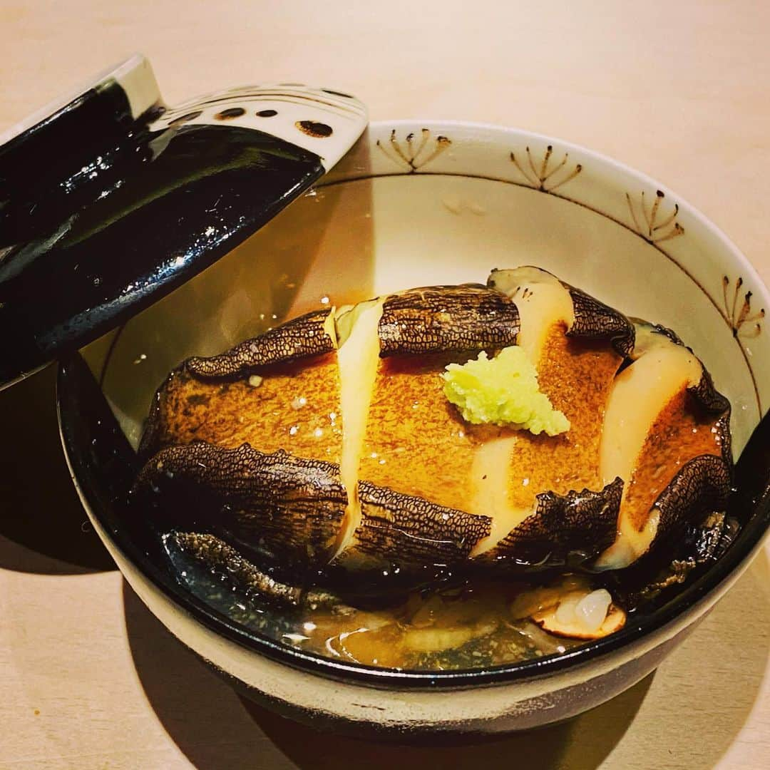 田辺晋太郎さんのインスタグラム写真 - (田辺晋太郎Instagram)「【木宮一洋大将の本丸 鮨 料理 一高@博多 大濠公園に初訪問！お料理編】  というわけでオープンから一年たってしまいましたがようやくこちら #鮨料理一高 に念願叶って初訪問！  鮨の哲学から日本料理を表現したお料理の数々がもう本当に素晴らしかった!!  メインともいえるアワビの蒸し寿司はしゃりに松茸を忍ばせている。すっぽんの出汁で炊いているシャリとの相性は抜群!  うちわ海老は豊醸美田で酔っぱらい海老に。お酒が進んでしょうがない!  うなぎの醤油やきはなぜ今までうなぎは甘辛いタレだったのかと疑ってしまうほど最高においしい磯辺焼きになる。木の芽との相性は最高だ!  ボラの白子 下仁田ネギをすっぽんの出汁で炊いたものが広がりを見せる。レモングラスの精油 が入ることで一気にボラの白子の独特のクセがなくなり華やかになる。旨い。  鹿児島の鹿屋で生産されているサドルバックという豚の炭火ローストに柿のスリ流し、上には北海道バフン雲丹を乗せたものはあの素晴らしさが秀逸すぎて忘れられない味だ。  唐墨の西京漬けとぬか漬けは日本酒が蒸発するようになくなっていく。  梅大根は健やかな口直し、のハズが白ワインとの相性があまりに素晴らしく白ワインぐびぐび(笑)  鮎の丸干しの出汁でとった味噌汁 は体にすっと入っていく優しいお味。  いわゆる高級寿司店ではあるがイノベーティブでもあり日本料理の素晴らしさもきちんと継承していて博多に唯一無二の素晴らしいお店ができた事は間違いない!  ここに大将の末弟 一光ちゃんの選ぶお酒が合わさったらどんなに最強だろうかと夢想した素晴らしいディナーだった!!  #肉マイスター #田辺晋太郎   #お寿司 #寿司 #鮨  #日本酒 #sushi #foodstagram #foodporn #foodphotography #foodie #foodlover #sushilovers #鮨好きな人と繋がりたい  #魚介 #japanesefood #instafood」11月25日 16時33分 - meat_meister_tanabe_shintaro