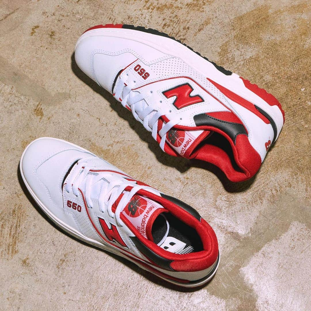 アトモスさんのインスタグラム写真 - (アトモスInstagram)「. 12/1(TUE)よりNew Balance BB550SE1が登場。 1989年にリリースされた競技者向けバスケットボールシューズを復刻した「BB550」。当時の最新技術を駆使した一足が、レトロな雰囲気かつ現代にも対応できる印象がニューバランスならではの存在感を放つ。快適な履き心地を実現する足馴染みのよいレザーアッパーをホワイトベースに赤いアクセントカラーを配したオリジナルカラーで登場。 . New Balance BB550SE1 will be released from 12/1 (TUE). "BB550" is a reproduction of the basketball shoes for athletes released in 1989. A pair that makes full use of the latest technology at that time gives off a presence unique to New Balance with the impression that it has a retro atmosphere and can correspond to the present age. Introducing an original color with a red accent color on a white base with a leather upper that is familiar to the foot to realize a comfortable fit. . #atmos #atmostokyo #atmosjapan #newbalance #bb550 #bb550se #アトモス #ニューバランス」11月25日 16時33分 - atmos_japan