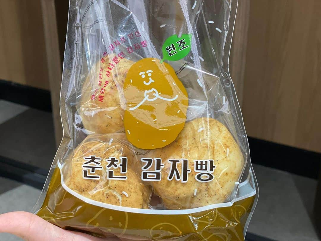 チョン・ユネ のインスタグラム：「#감자빵 #감자밭 #🥔 너무 귀엽고요 #로즈감자」