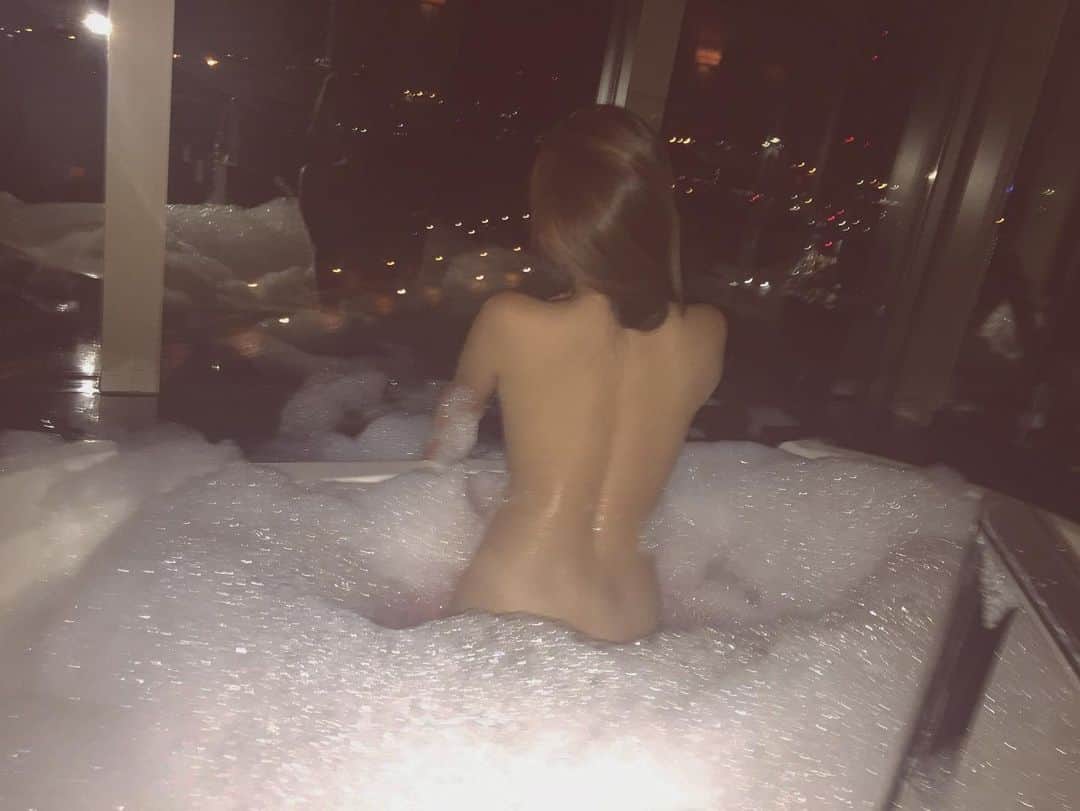 DJ mariennuのインスタグラム：「急に極寒ですね。常にお湯に浸かりたい🛁 懐かしい女子会ジャグジーの写真が出てきました📸 1人ずつ背中撮り合いっ子したな〜。キャピキャピ楽しかったなぁ〜🤍 #よく見たらお尻日焼け跡　#Jacuzzi #さみぃ」