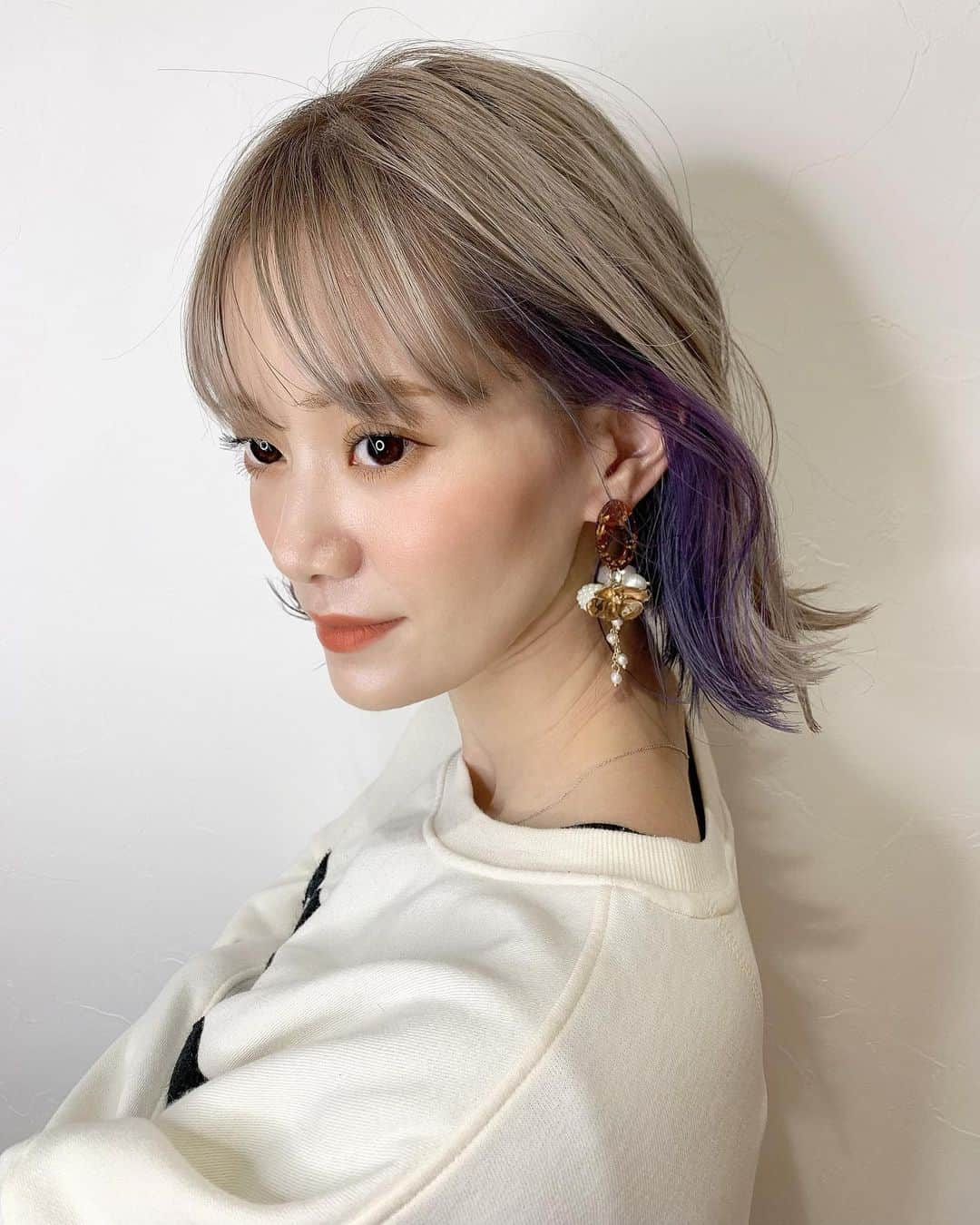 Arisaさんのインスタグラム写真 - (ArisaInstagram)「new haircolor💇‍♀️ 今回はベースの色は明るめベージュ、インナーカラーを落ち着いたパープルに😎❤️ おろしてても、アレンジしても、一つに結ぶだけでも可愛い😍 後ろの襟足までがっつり入ってます☺️ @ariga_rocca 有賀さんのセンス最高👏 娘達にママ胡蝶しのぶの色にしてきたの❤️って言ったら、胡蝶しのぶは髪の毛黒だから！と言われました笑笑 ・ ピアスは　@lillymm_1007 の可愛いハンドメイド❤️ べっ甲パーツにじゃらじゃらと可愛いパールやらメタルお花やら🌼 とにかく可愛いです。 ・ ・ 夕飯作るか❤️ ・ ・ @ariga_rocca  @nanabyrocca  ・ ・ #ヘアカラー#ブリーチ#ブリーチカラー#ハイトーン#色落ちも楽しめるカラー#パープルヘアー#秋カラー#秋ヘアカラー#モーヴカラー#幕張#千葉美容室#千葉美容院#外国人風ヘアー#外国人風カラー#インナーカラー#インナーパープル」11月25日 16時48分 - saarariii