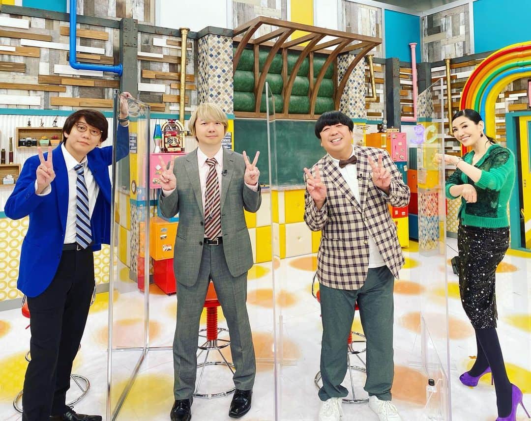 のインスタグラム：「テレビ東京【3年C組青春高校】に出演📺✨  三四郎の小宮くん、相田くんとバナナマン日村さんと、青春真っ只中の初々しい皆さんと、ポジティブトークを繰り広げましたよ😍❣️  若い方々は可能性の塊❣️迷い、揺らぐ、その揺らぎの中にキラリと光るものがあり、そのゆらぎの中の宝探しが人生です😊  迷って遠回りしても、その遠回りした人にしか見れない景色がある⛰✨ 沢山の景色を見た人は、沢山の人の気持ちに寄り添える人間に😊❣️  何事も無駄はない！学びと発見があれば！そんな話を沢山させて頂きましたよ😘  そして、3年C組の皆さんと、NisiUの縄跳びダンスを初めてtiktokで撮影❗️❗️ 難しかったけど楽しかった〜♬  #若いエナジーとパッションを頂きましたよ✨ #初々しくてピュアで失くしたものをまた吹き込めた感じ😊 #完璧にアクリル板で仕切り収録して🎥 トップス、スカート　　@numeroventuno  靴　　　　　　　　　　@sergiorossi  ピアス　　　　　　　　@grossejapan  @3c_tx」