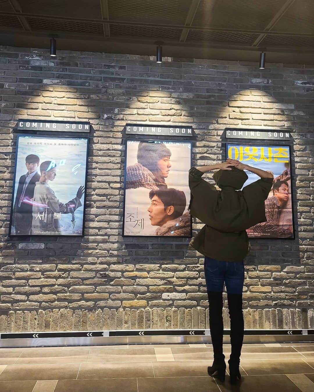 ユ・ハナのインスタグラム：「가방도 없이 주머니엔 핸드폰 헉슬리만 챙겨 마실나오기  몇시간이고 밖에 있는동안은 마스크를 쓰고 있어야하는 요즘  마스크가 자꾸 얼굴에 닿이는게 불편해도 모두를 위해. 마스크쓰고 외출하니 얼굴에 뭘 바르기도 안바르기도 애매할 때 많지만, 마스크 뒤 얼굴도 매끈 뽀송 샤랄라해야하니 가방 속 or 주머니 속 필수템으로 챙겨다니세요! 수정메이크업시에도 들뜨지않으니까요.  시리즈는 진도가 안나가고 요즘 무슨영화가 재미있을까요? 넷플릭스와 B tv 를 방황하다 쏟아지는 졸음에 결국 잠들어버리는게 다반사지만요😅 #인생영화 가 있으신지 궁금해욧🙂 기억력최악인 저도 인생영화가 뭐였나 생각해봐야겠어요😄  #헉슬리쿠션 은 오늘 (수) 요일 마감이에요💛 아직도 고민이시라면 반값보다 더 할인중인 이 대박찬스에 그냥 '지를 겟' 하시는 게 답이랍니닷👍  🍂오피셜계정@fromhana111 🍂제품문의 kakao talk ID '프롬하나cs' 🍂구매는 상단프로필란의 파란색 긴 링크주소클릭 ✔」