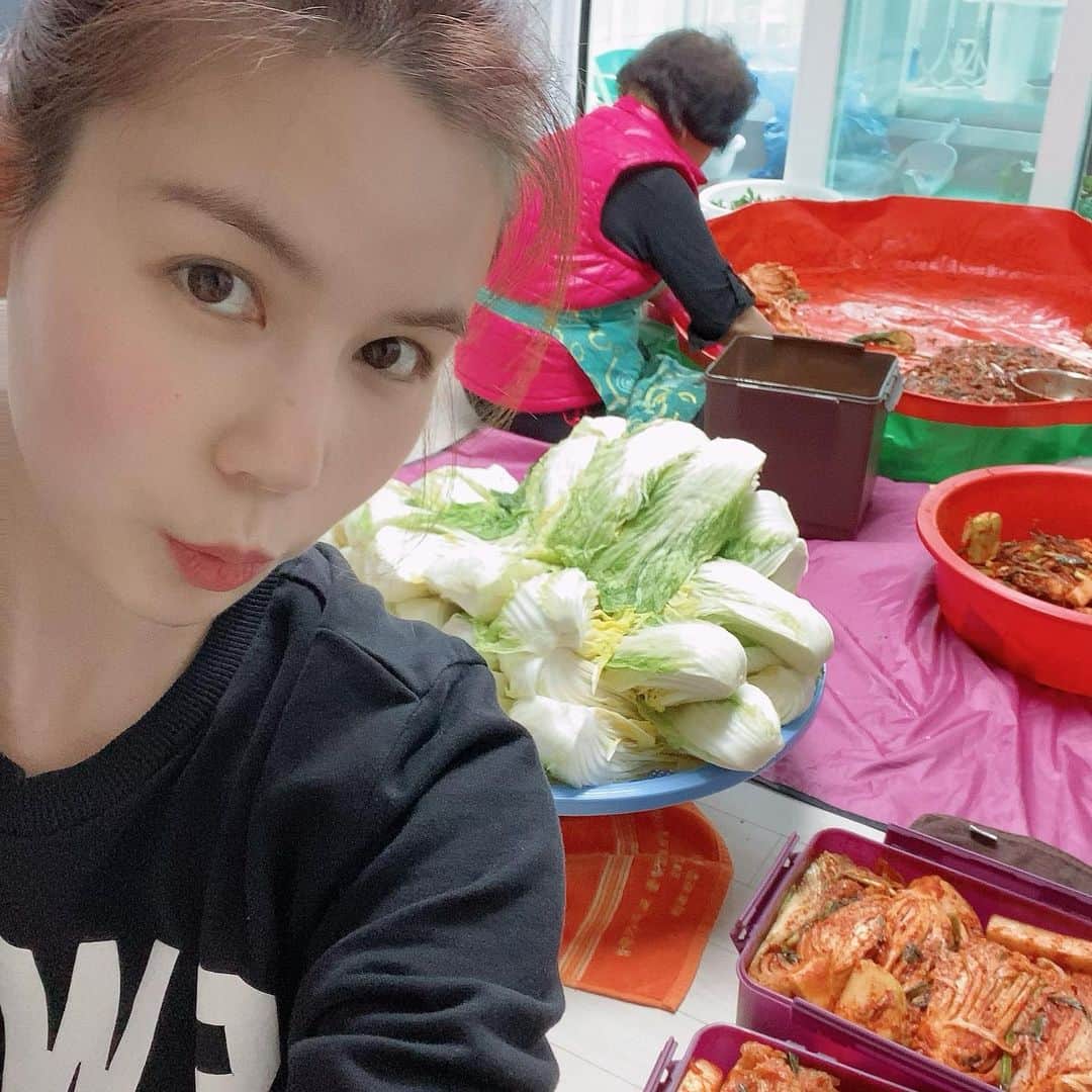 パク・シウンのインスタグラム：「오늘은 김장데이~난 보조🤗ㅎㅎ 거울보니 얼굴에 고춧가루가 잔뜩이네용🤣  #엄마#감사해요 🙏💕」