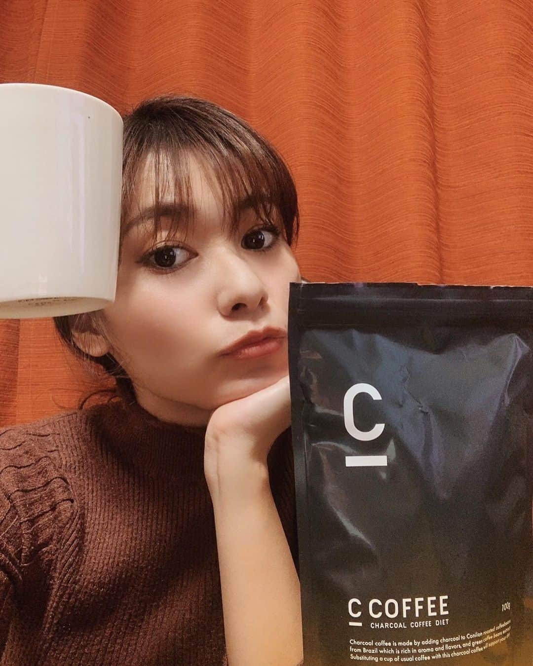 吉田奈央さんのインスタグラム写真 - (吉田奈央Instagram)「Cコーヒー☕️  ＊  @c_coffee_official さんから頂いて飲み始めたよ！  この深みある大人っぽい味がツボでさ、 おそらく…毎日飲んでる🤣🤣  冬に向けて体重も増加中なので置き換えにして飲んだり、3時のおやつと一緒に飲んだり🧁 甘い物との相性も本当いいのよ。笑  脂肪燃焼効果のMCTオイルと デトックス効果のチャコール入り、 ↑ (こんなに素晴らしいの入ってるのに コーヒーの味はうますぎるとか罪🥺)  しばらく飲み続ける〜☕️✨  ＊  #C_COFFEE#シーコーヒー#チャコールコーヒー#チャコールクレンズ#PR#Cコーヒー #ダイエットコーヒー #置き換えダイエット」11月25日 16時52分 - nao70818